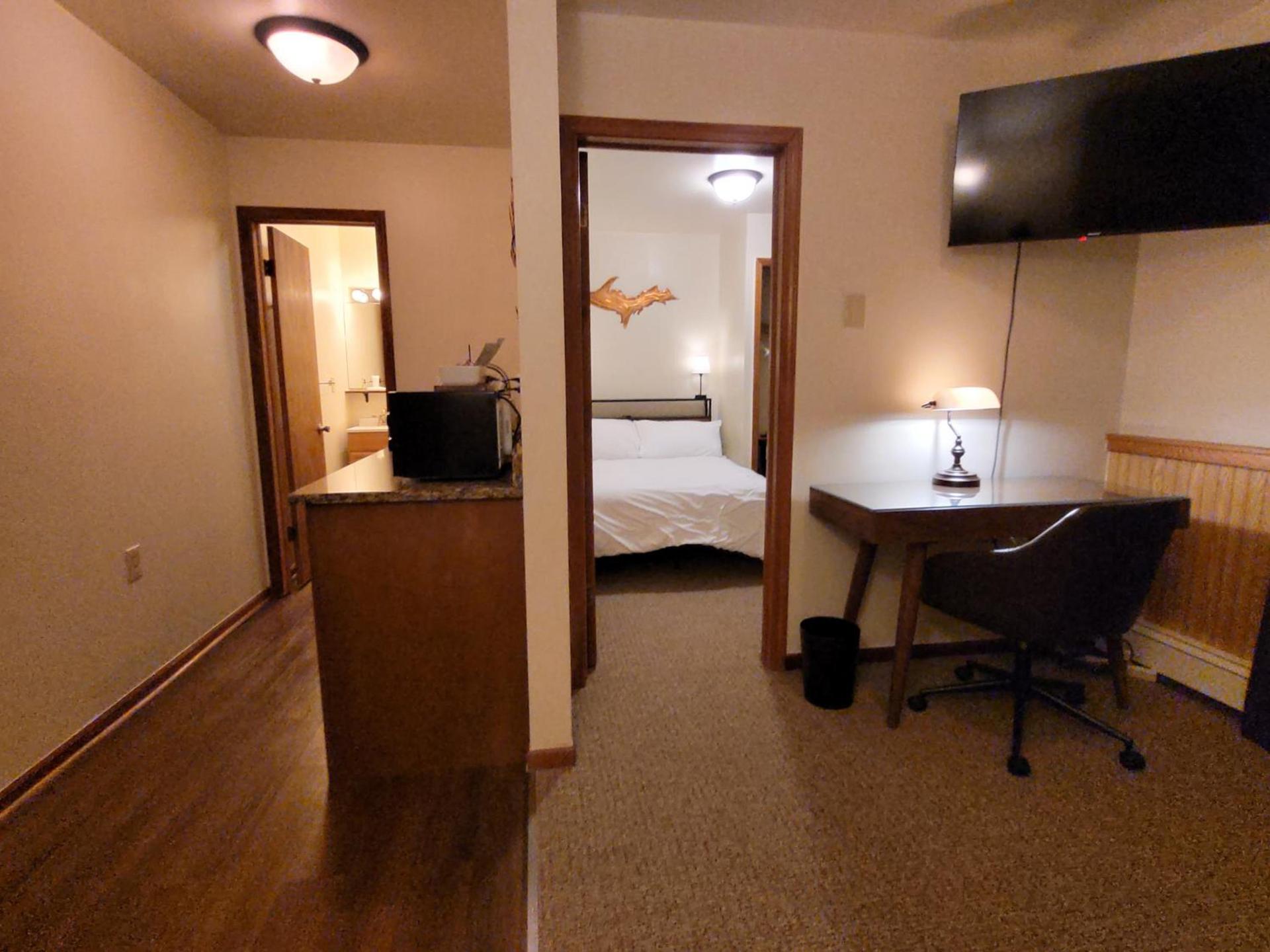 Daniell Manor photo 18
