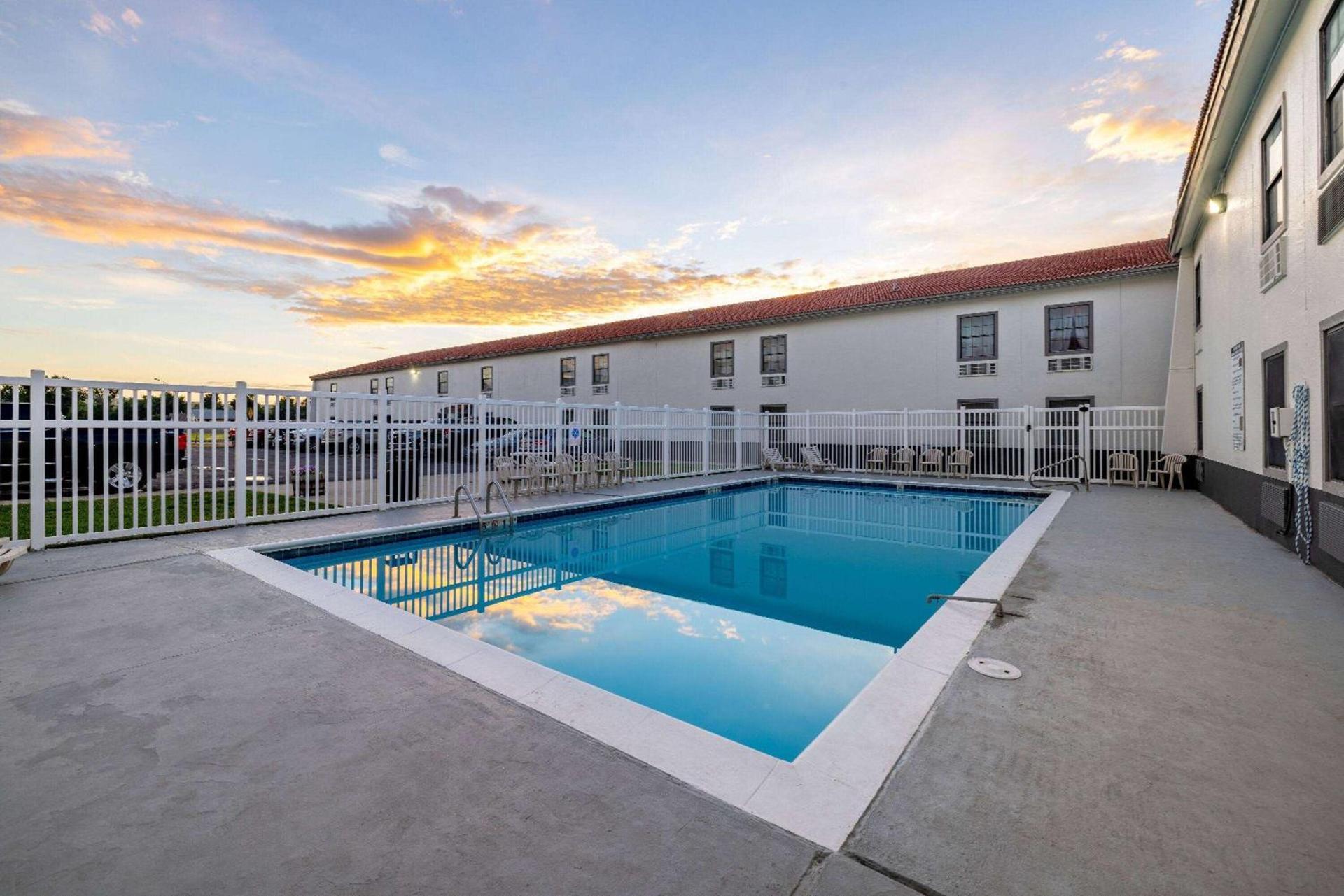 Days Inn by Wyndham Casper photo 8