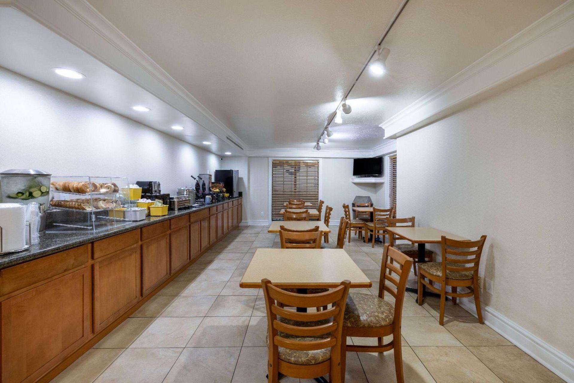 Days Inn by Wyndham Casper photo 27