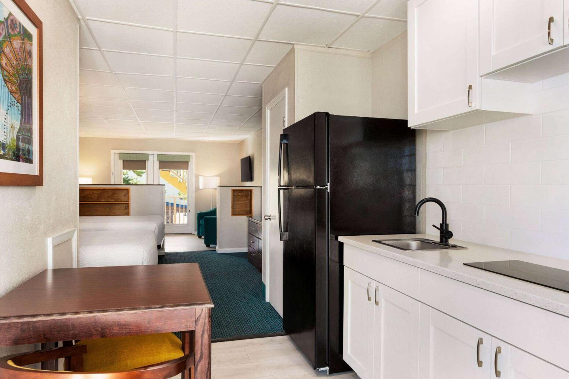 Days Inn by Wyndham Ocean City Oceanfront photo 9