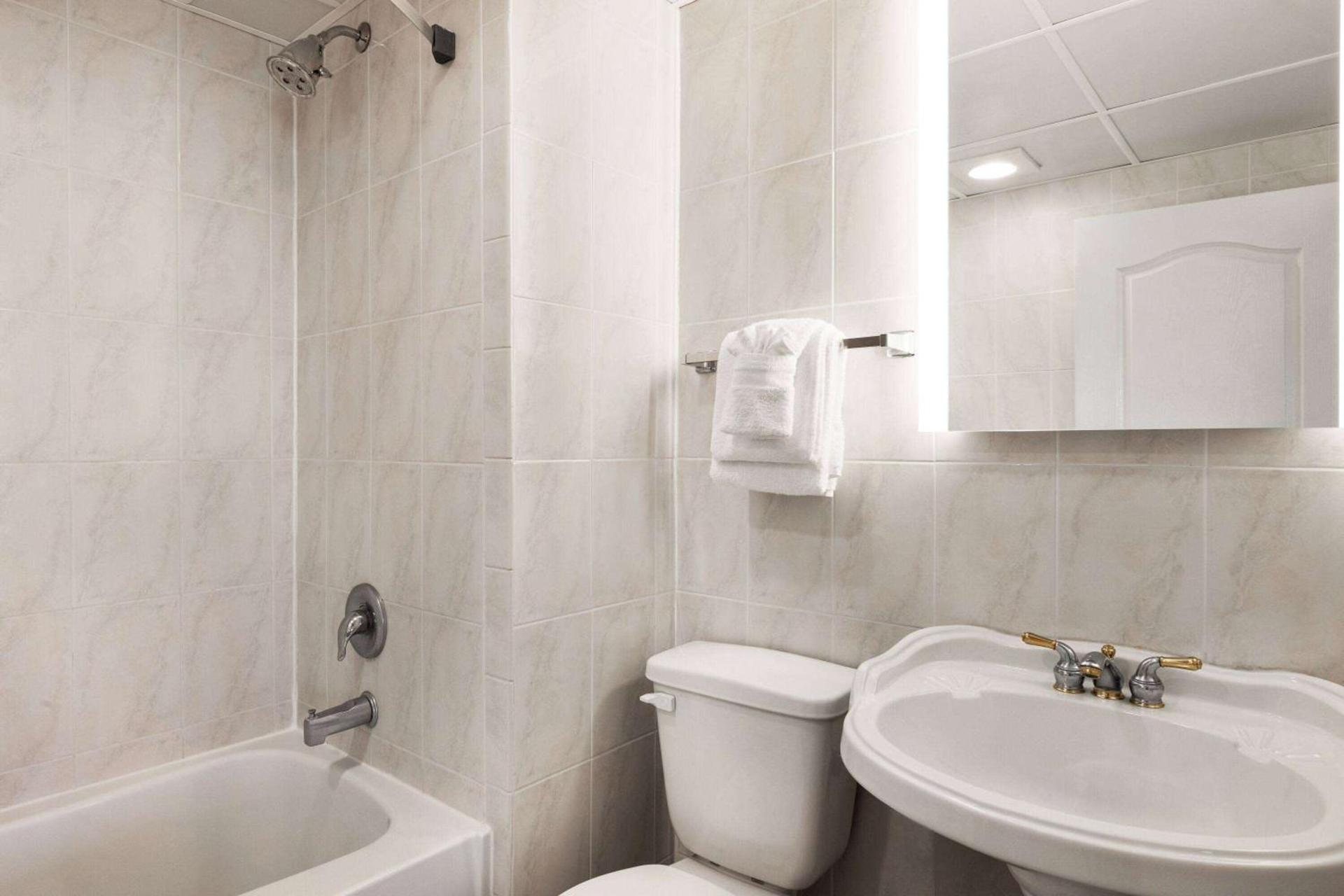 Days Inn by Wyndham Ocean City Oceanfront photo 24