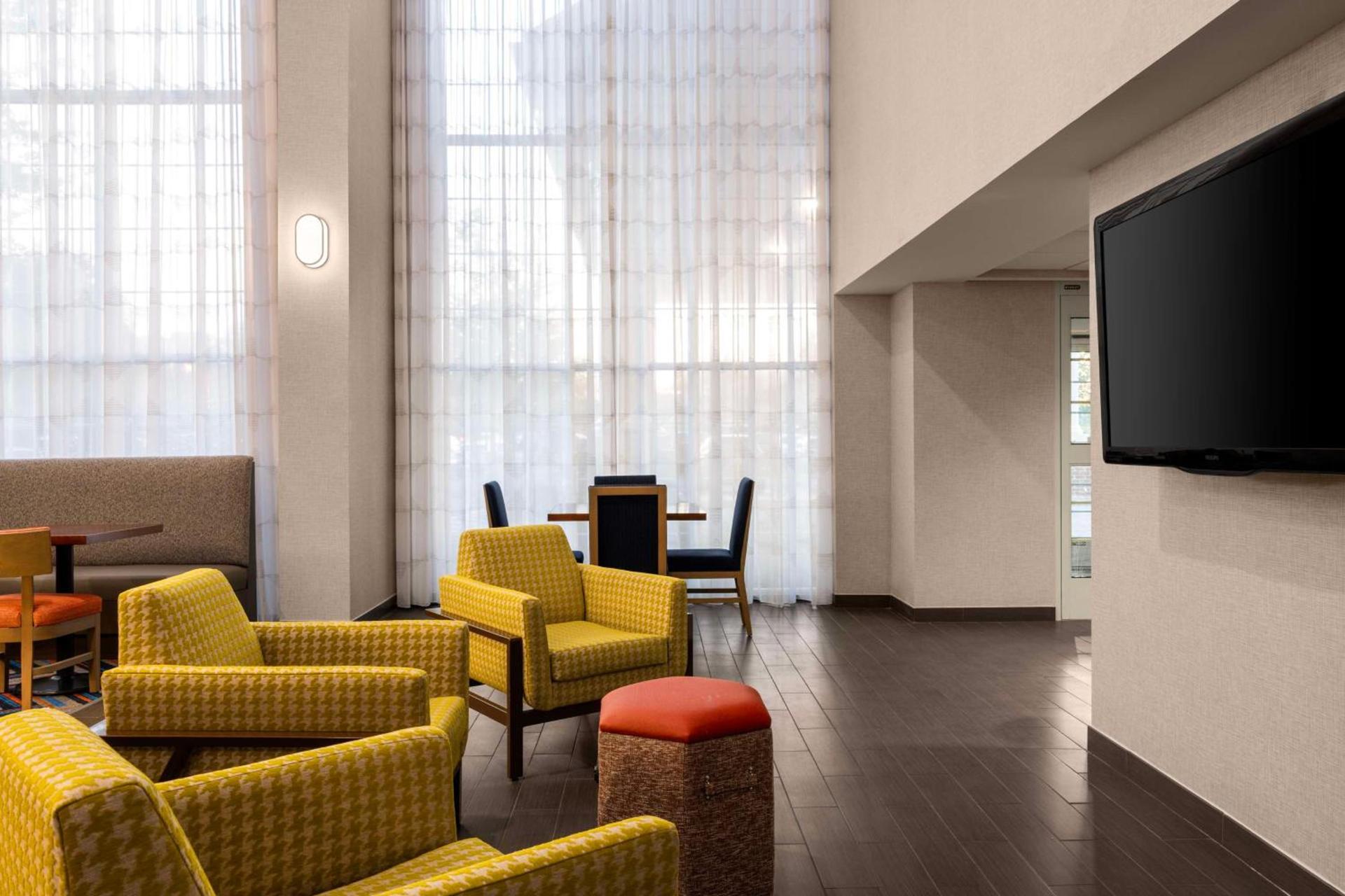 Hampton Inn & Suites State College at Williamsburg Square photo 23