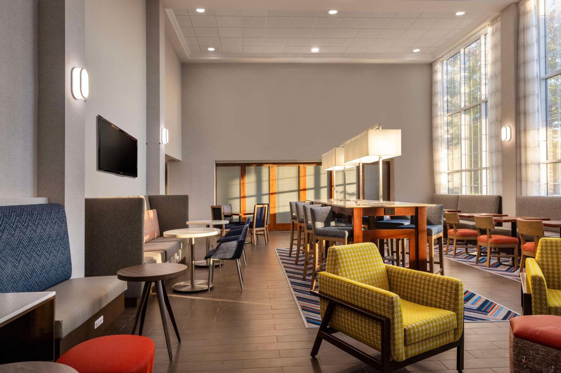 Hampton Inn & Suites State College at Williamsburg Square photo 24