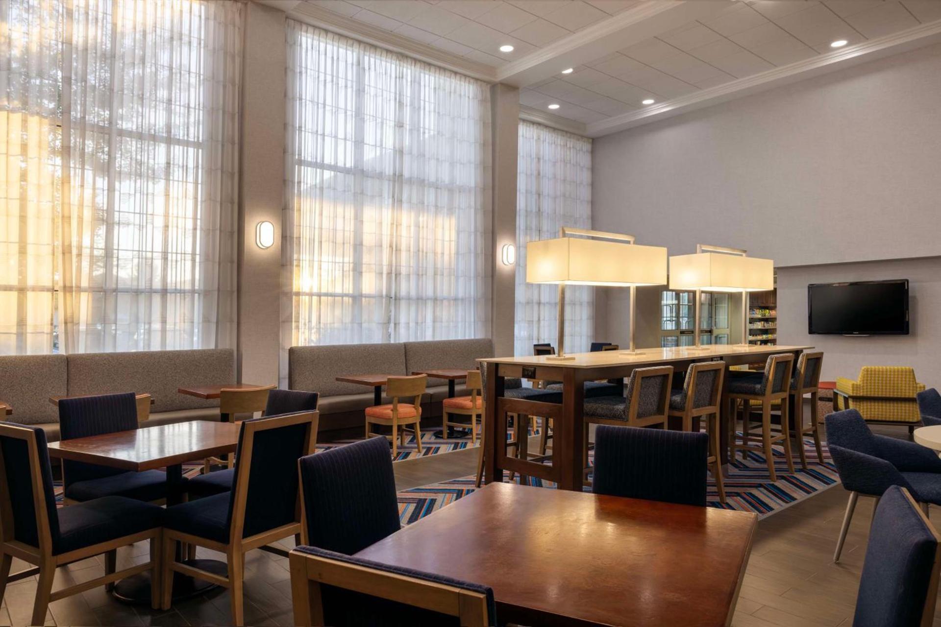 Hampton Inn & Suites State College at Williamsburg Square photo 5