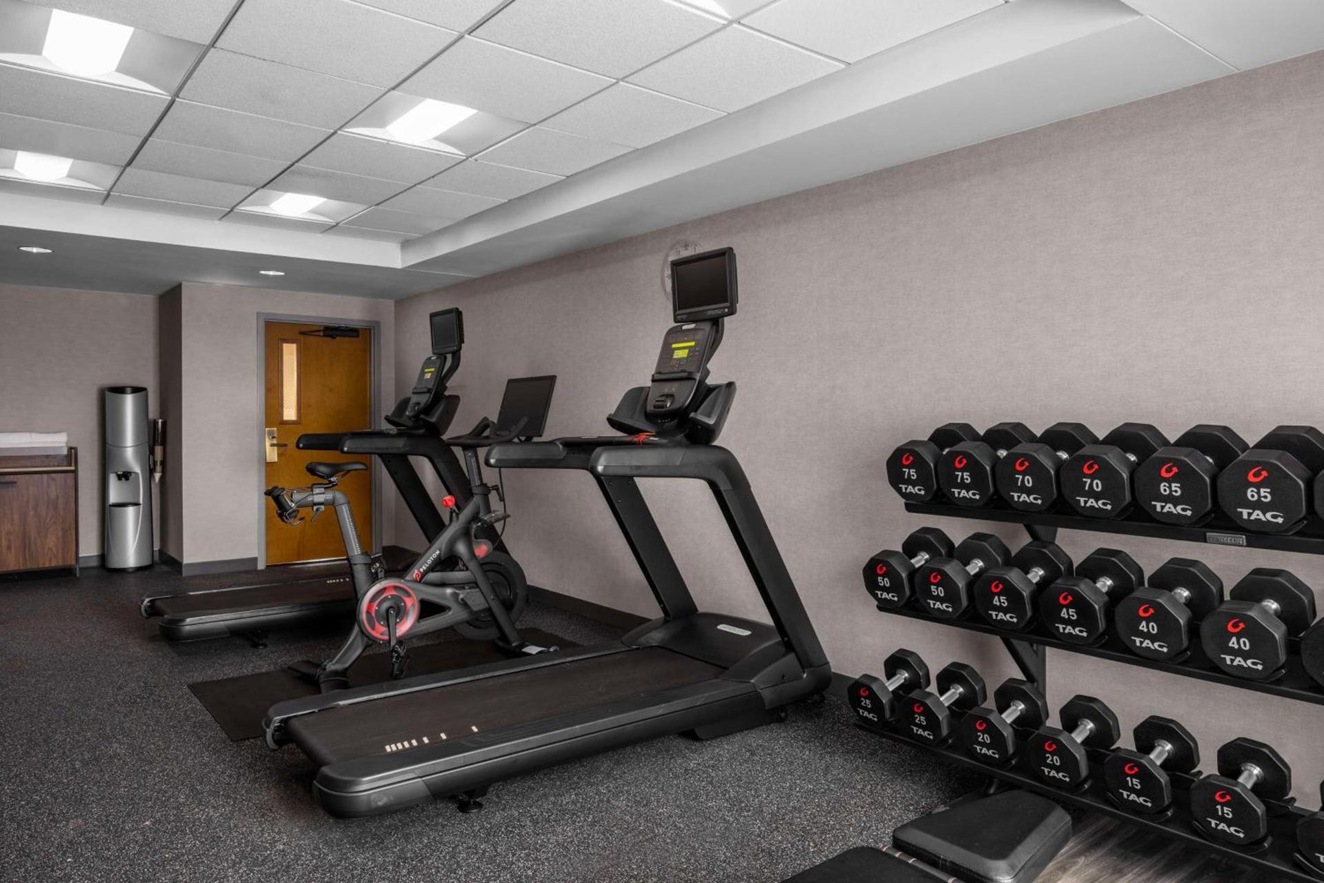 Hampton Inn & Suites State College at Williamsburg Square photo 6