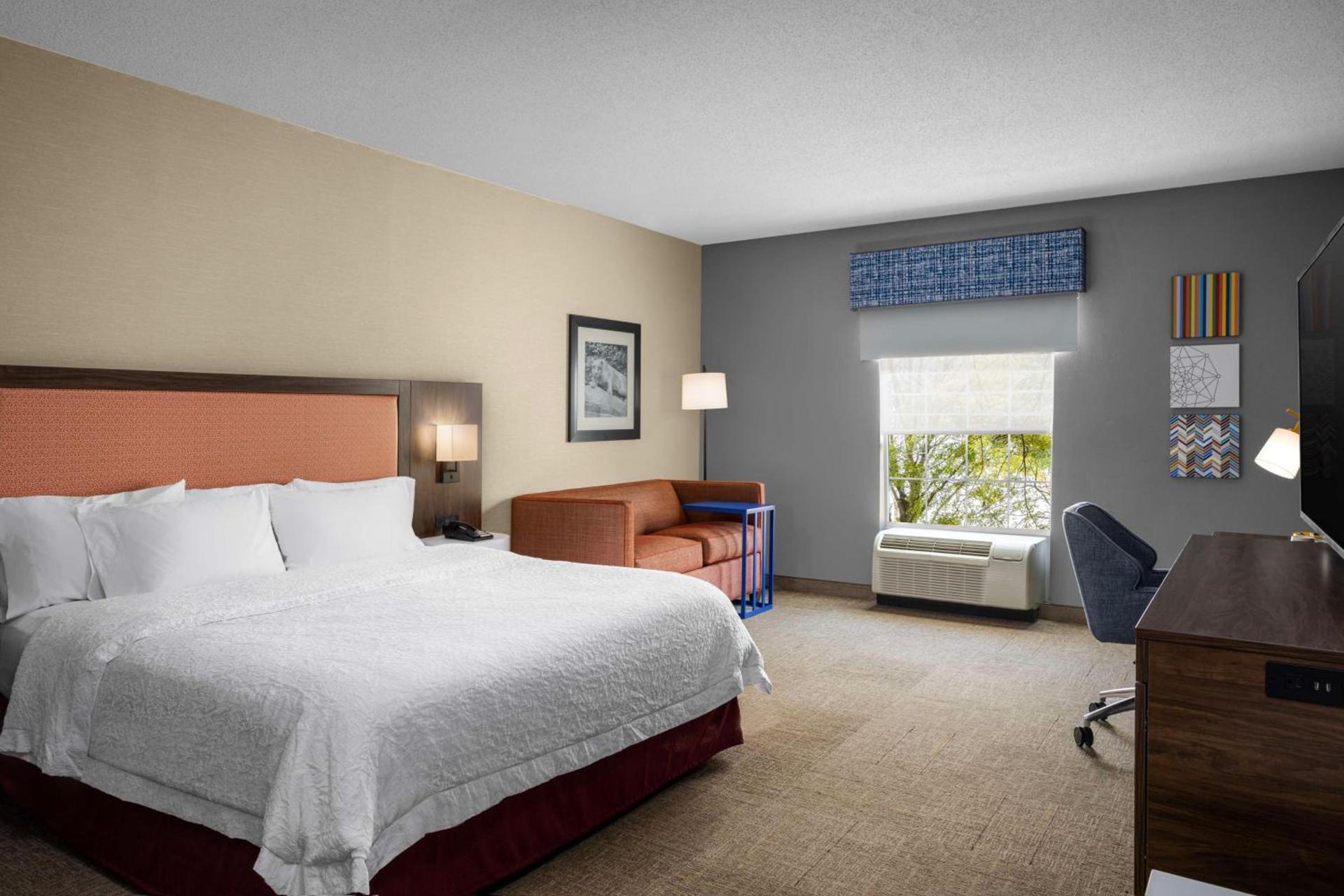 Hampton Inn & Suites State College at Williamsburg Square photo 8