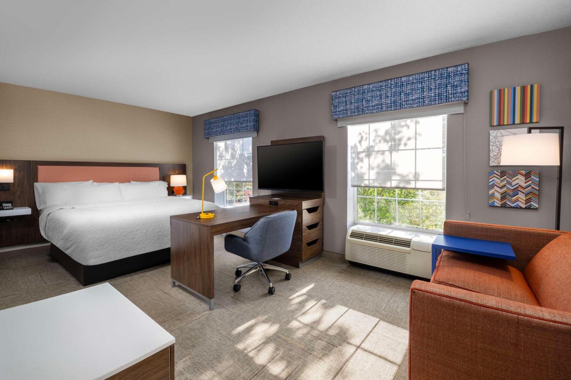 Hampton Inn & Suites State College at Williamsburg Square photo 9