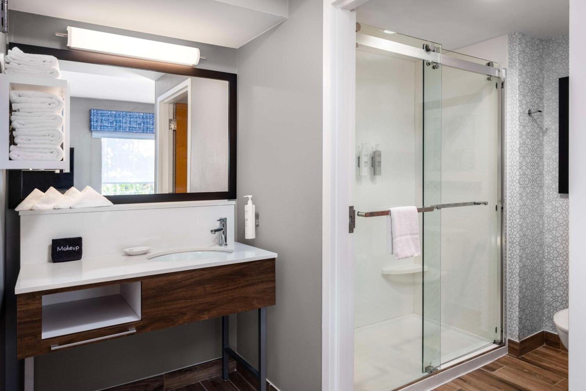 Hampton Inn & Suites State College at Williamsburg Square photo 10