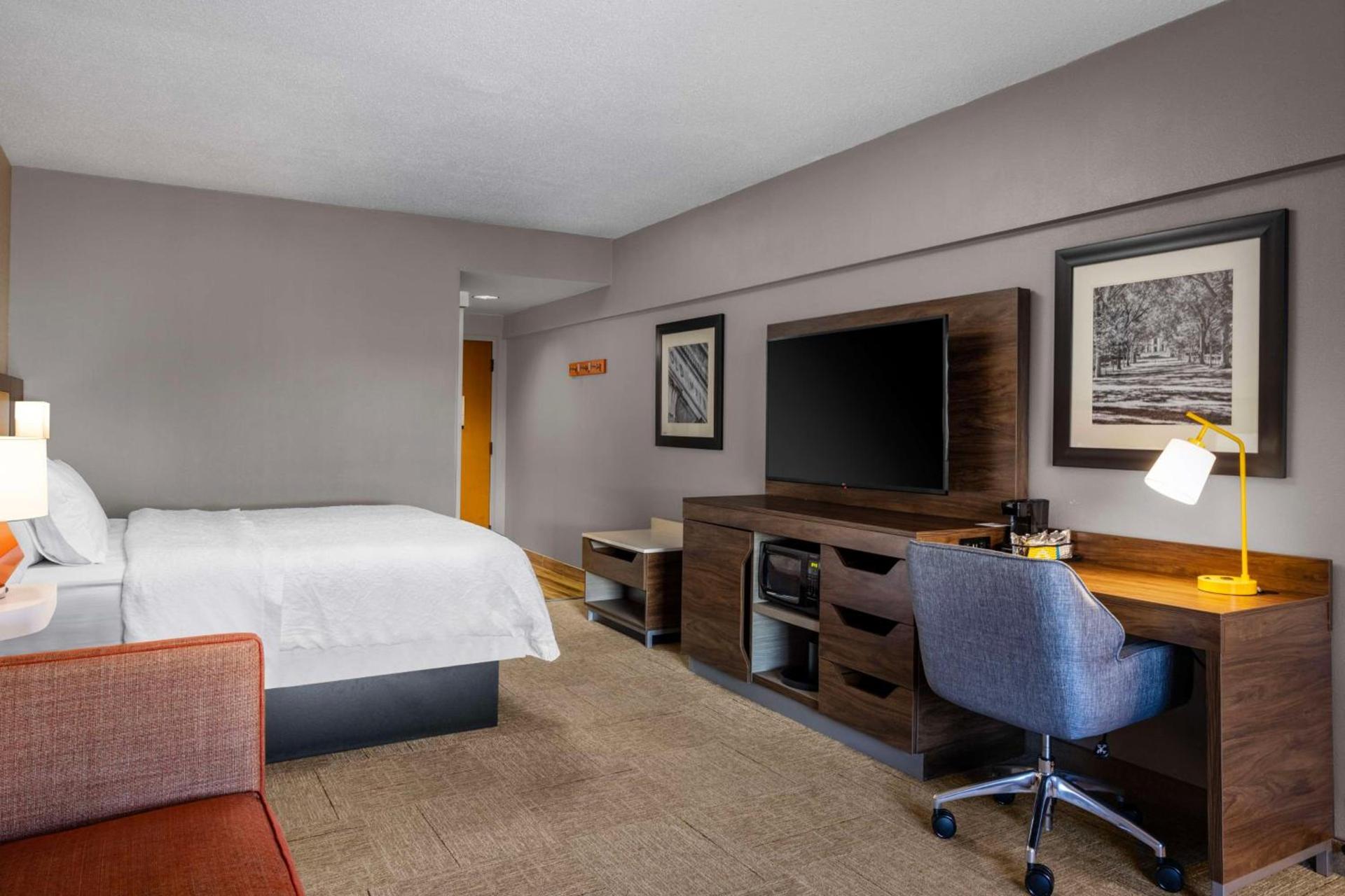 Hampton Inn & Suites State College at Williamsburg Square photo 11
