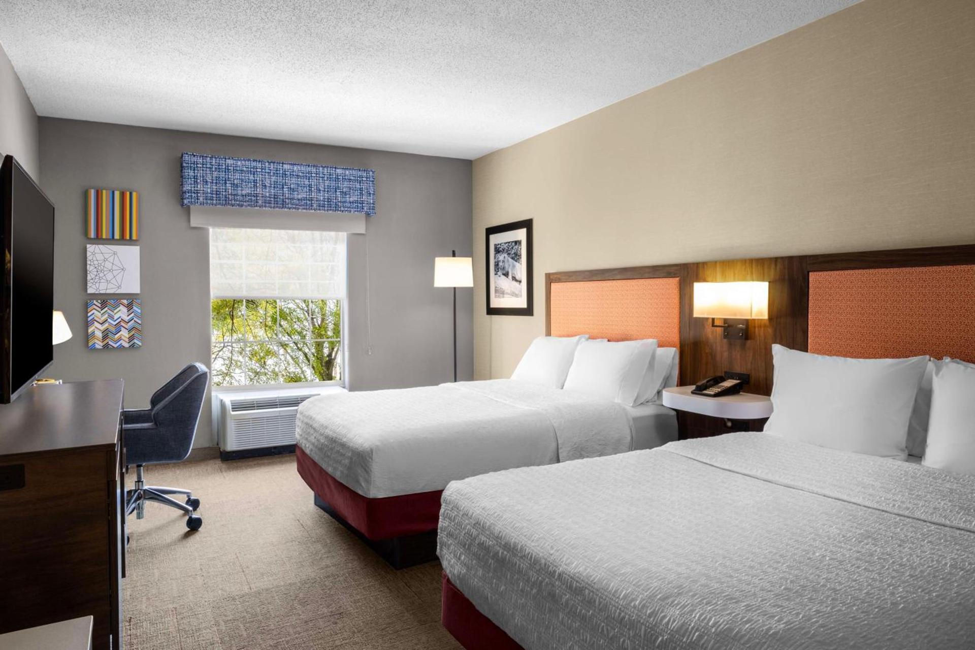 Hampton Inn & Suites State College at Williamsburg Square photo 12