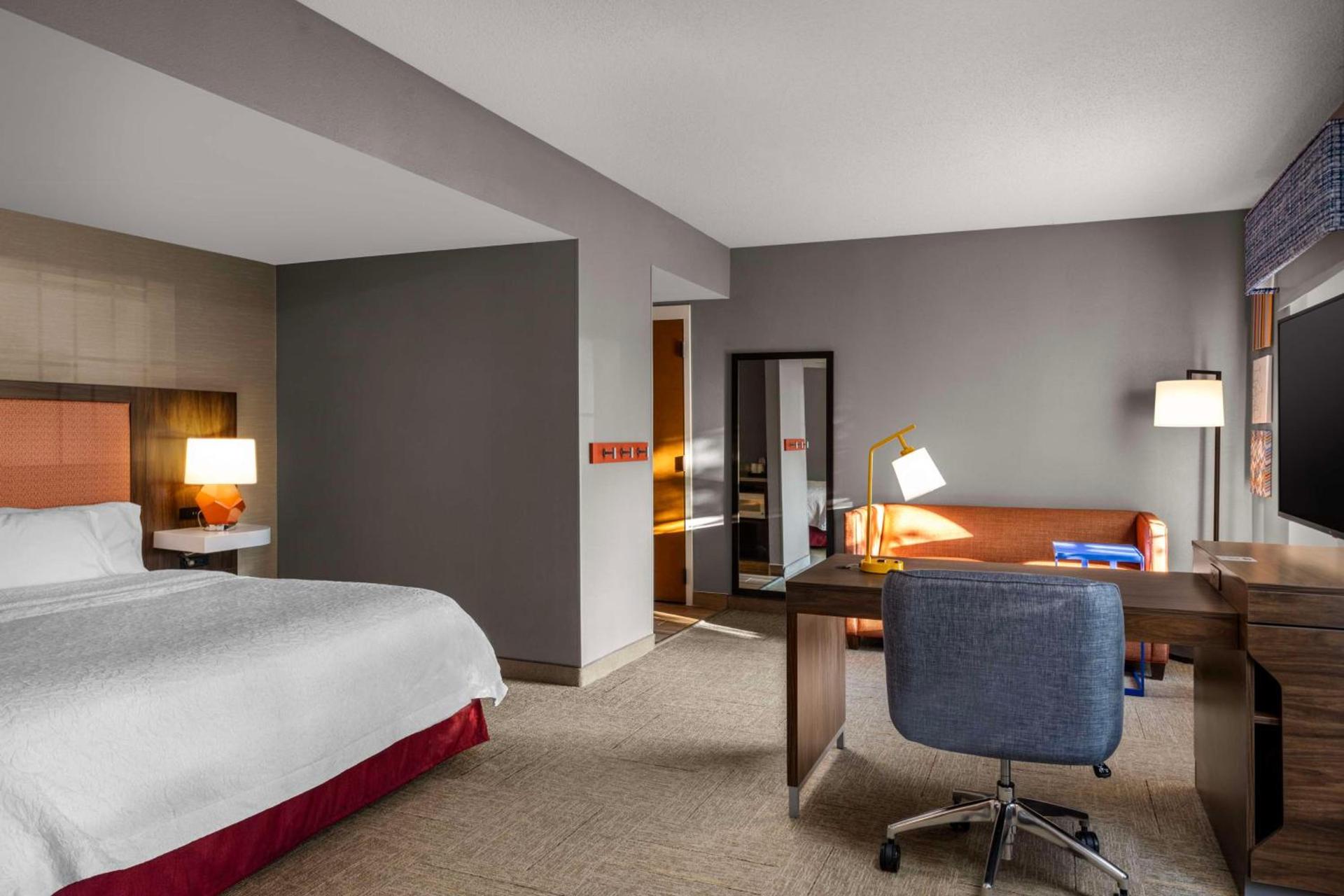 Hampton Inn & Suites State College at Williamsburg Square photo 14