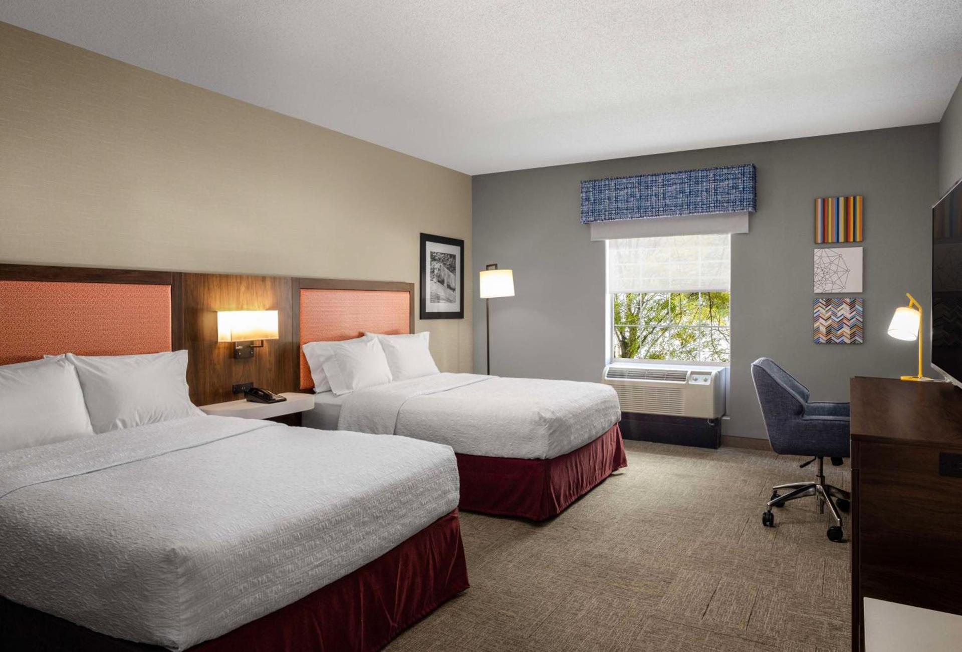 Hampton Inn & Suites State College at Williamsburg Square photo 13
