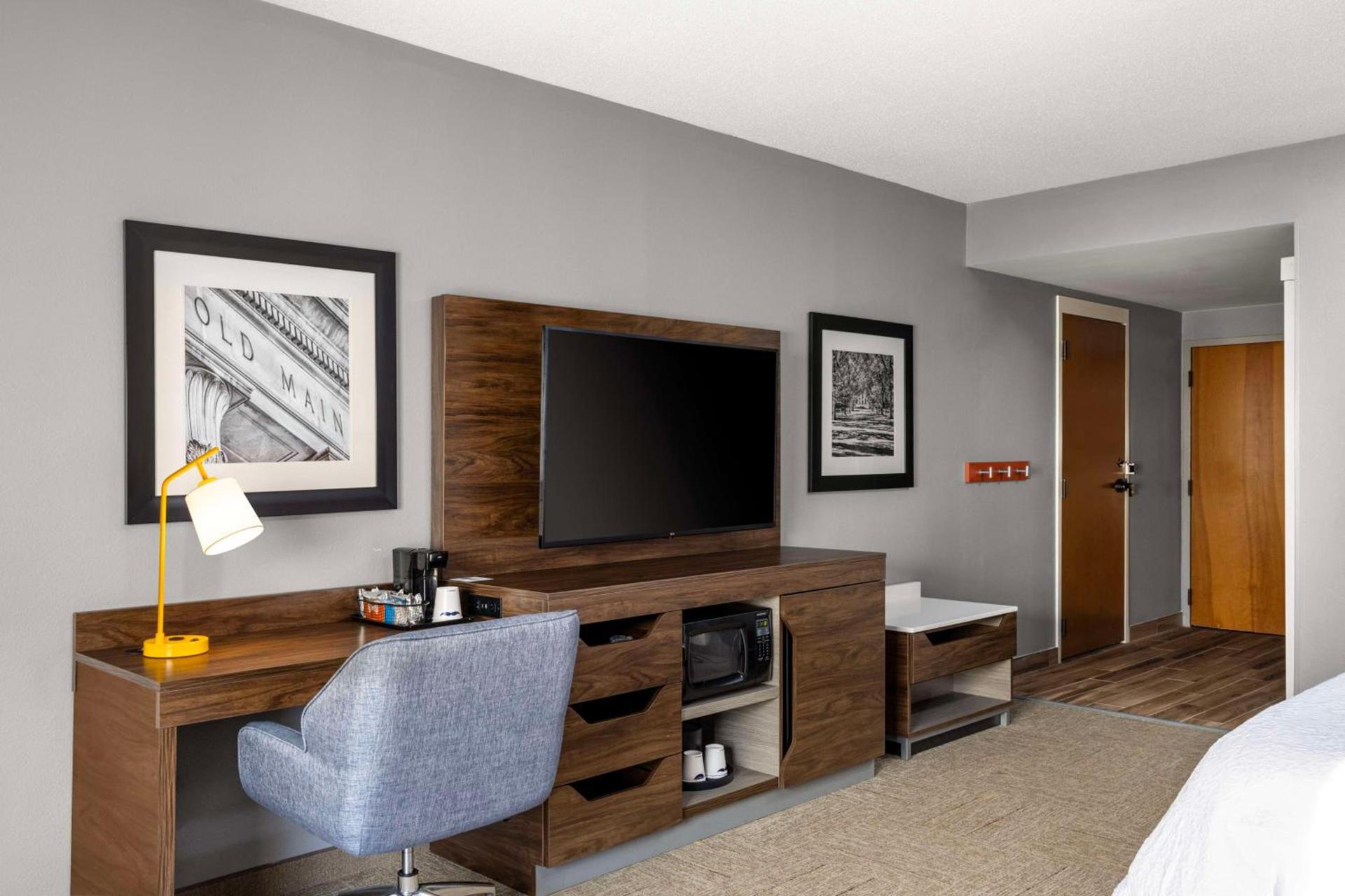 Hampton Inn & Suites State College at Williamsburg Square photo 15