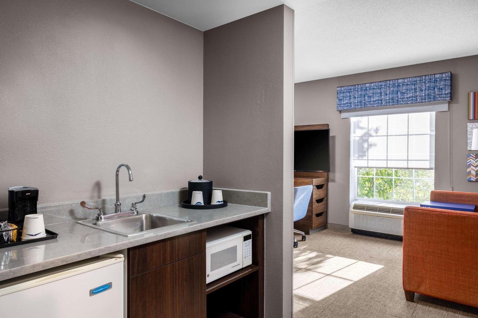 Hampton Inn & Suites State College at Williamsburg Square photo 16