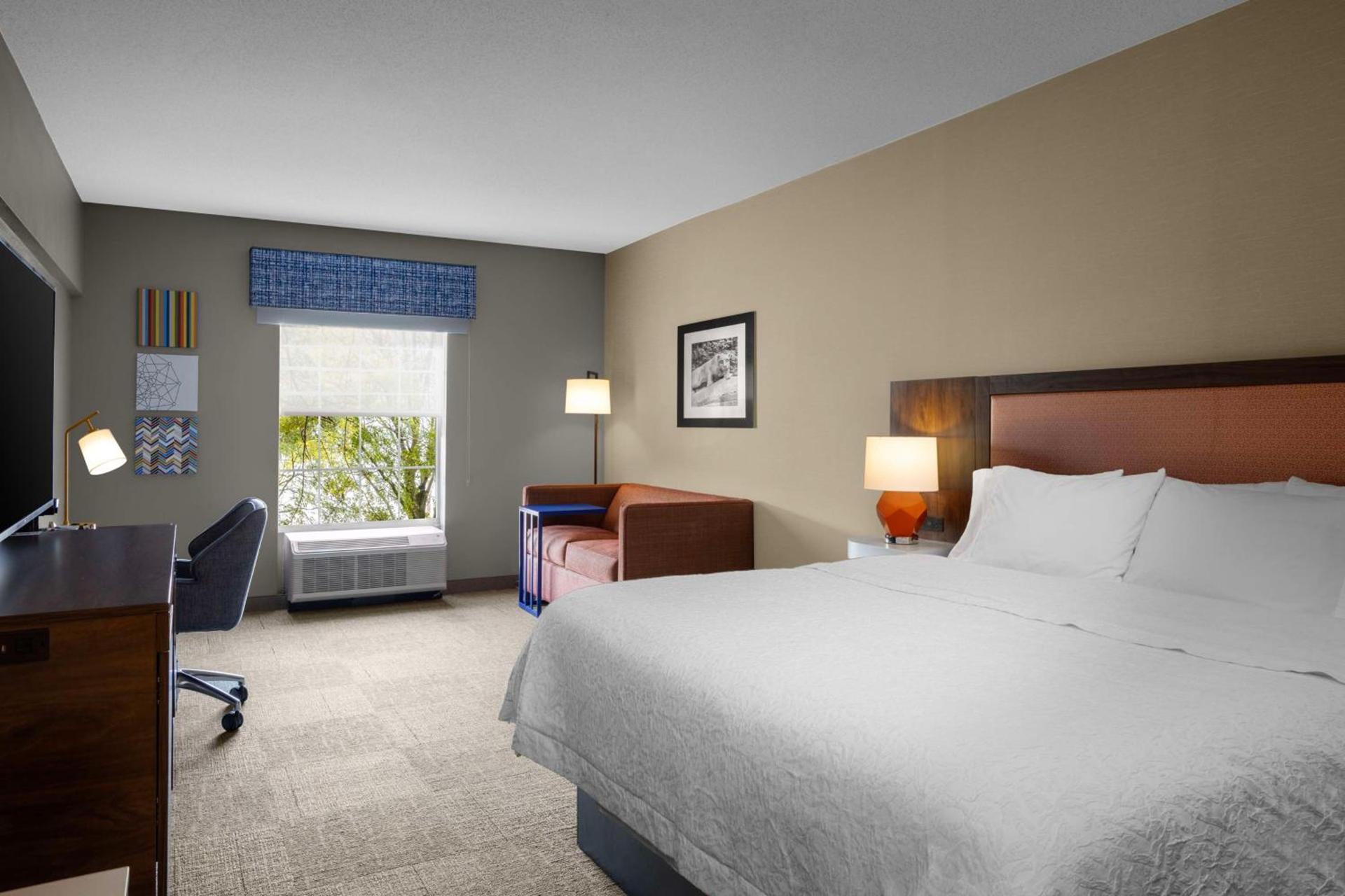 Hampton Inn & Suites State College at Williamsburg Square photo 17