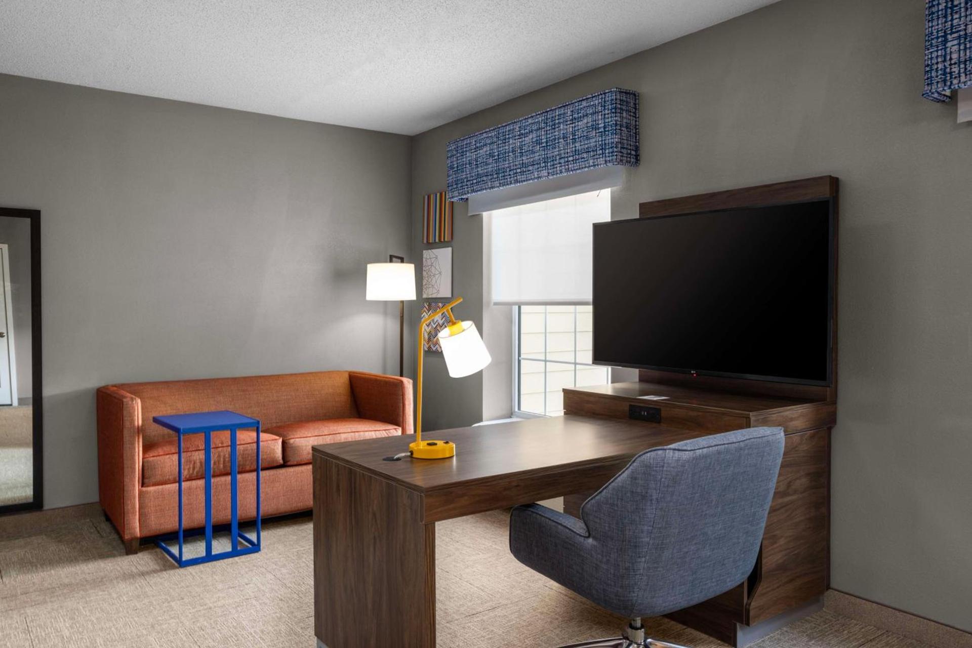 Hampton Inn & Suites State College at Williamsburg Square photo 18