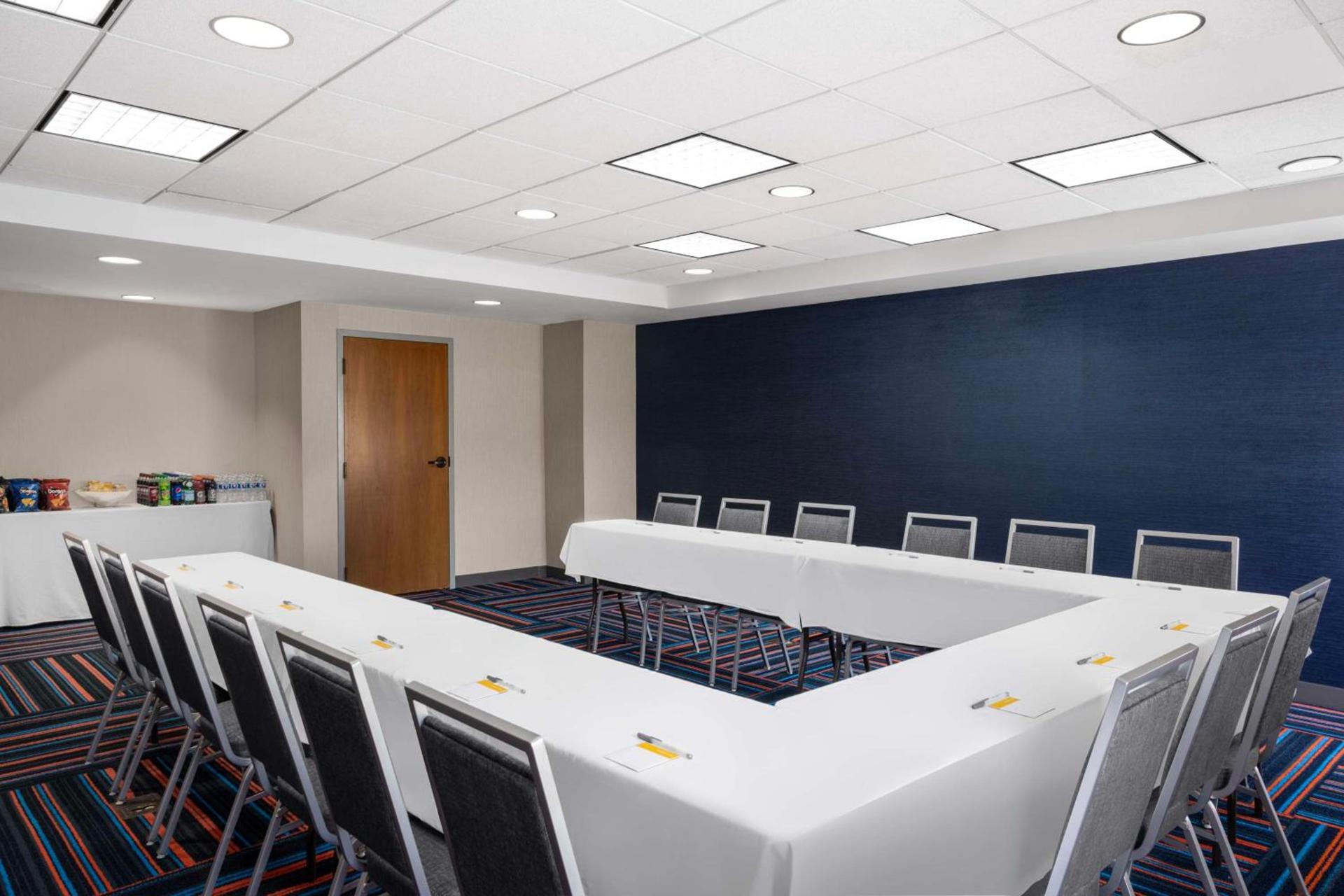 Hampton Inn & Suites State College at Williamsburg Square photo 28