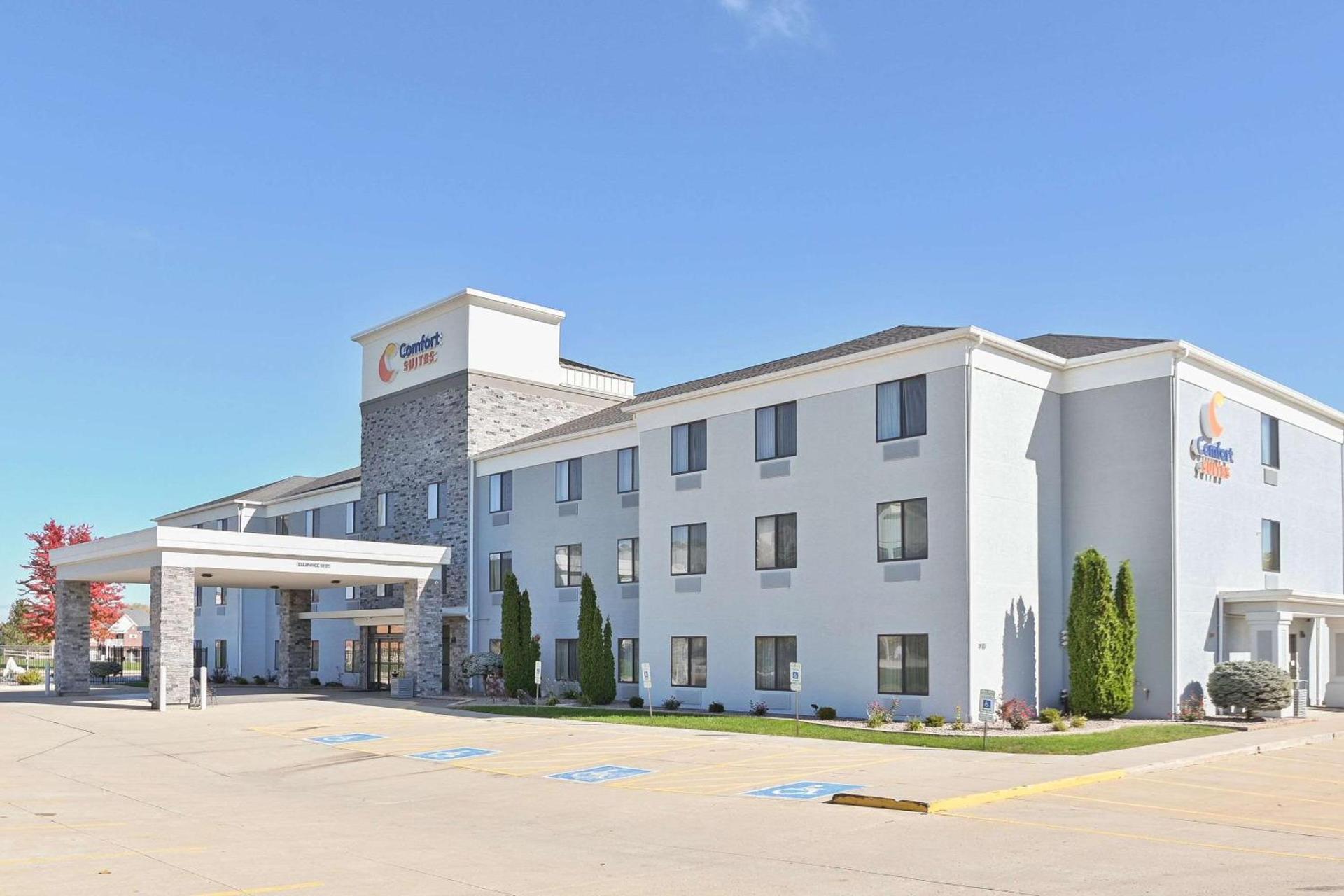 Comfort Suites Bloomington I-55 and I-74 photo 2