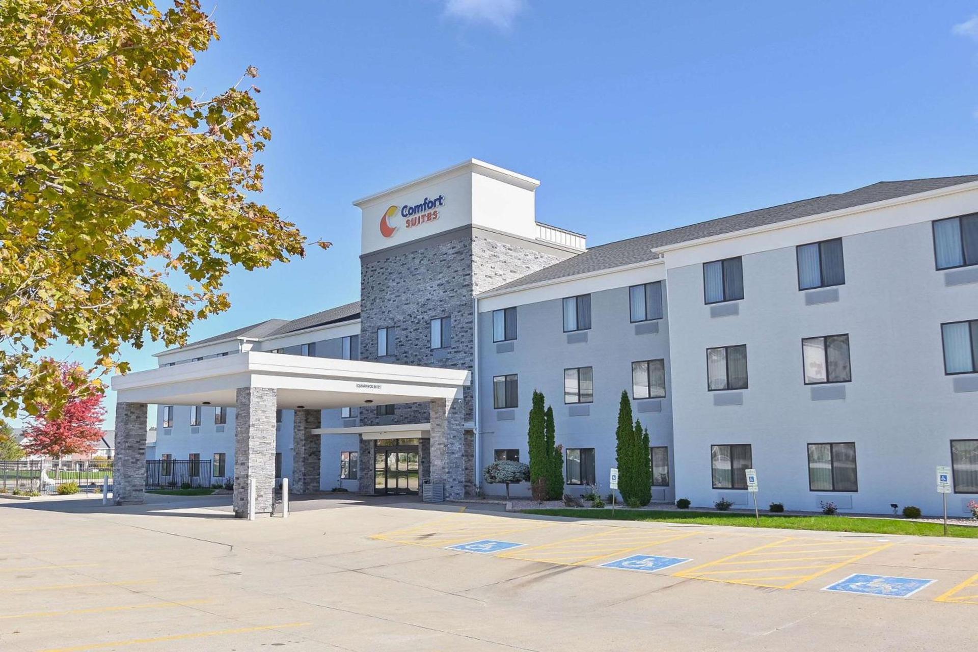 Comfort Suites Bloomington I-55 and I-74 photo 3