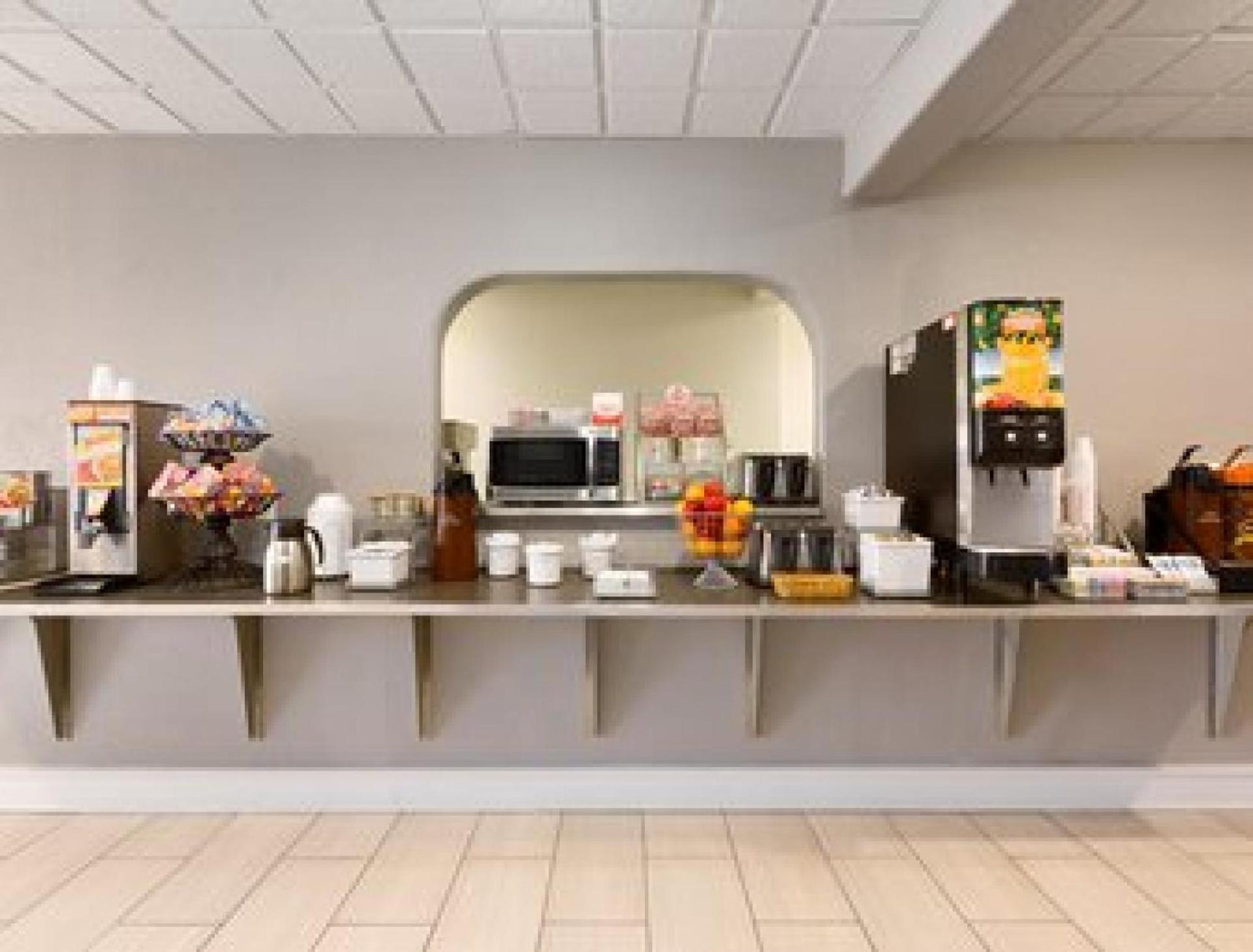 Super 8 by Wyndham Wytheville photo 32