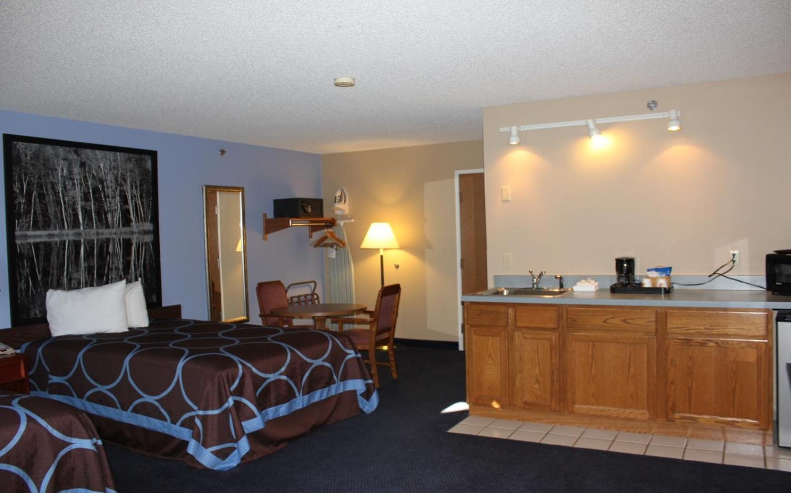 Super 8 by Wyndham Adrian photo 42