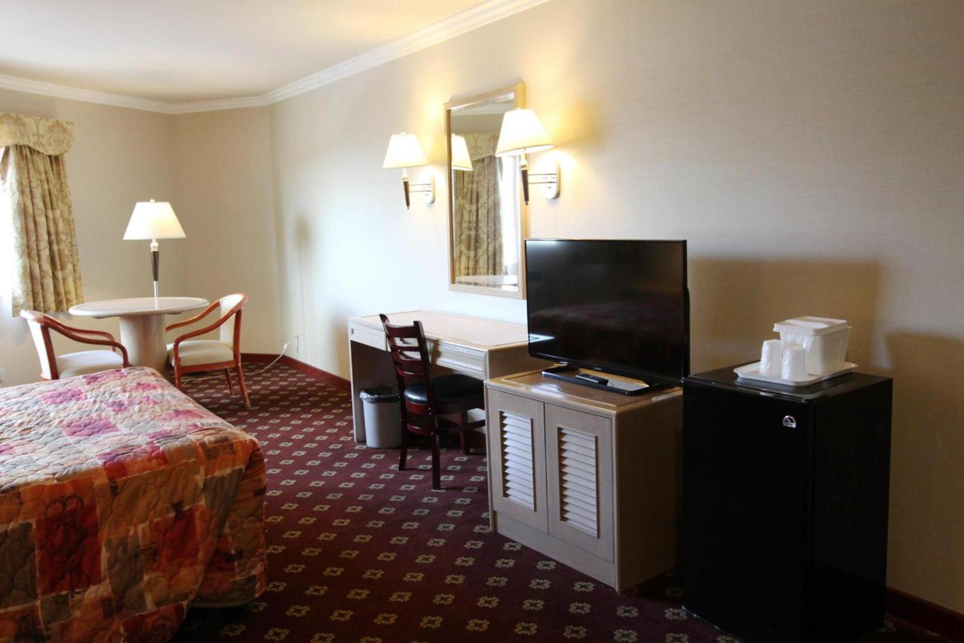 Metro Plaza Hotel photo 28