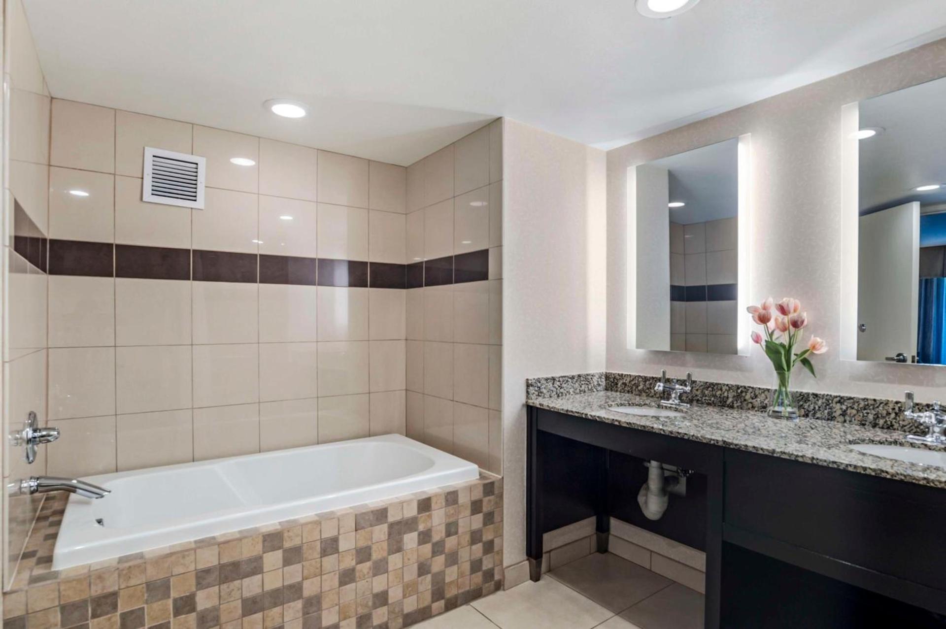 Best Western Plus Marina Gateway Hotel photo 54