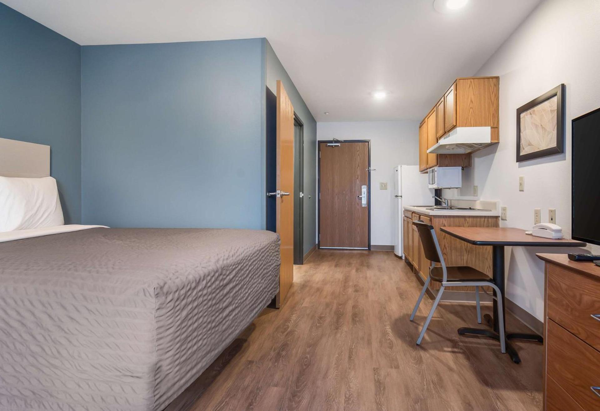 Studio 6 Extended Stay Fort Myers FL photo 3