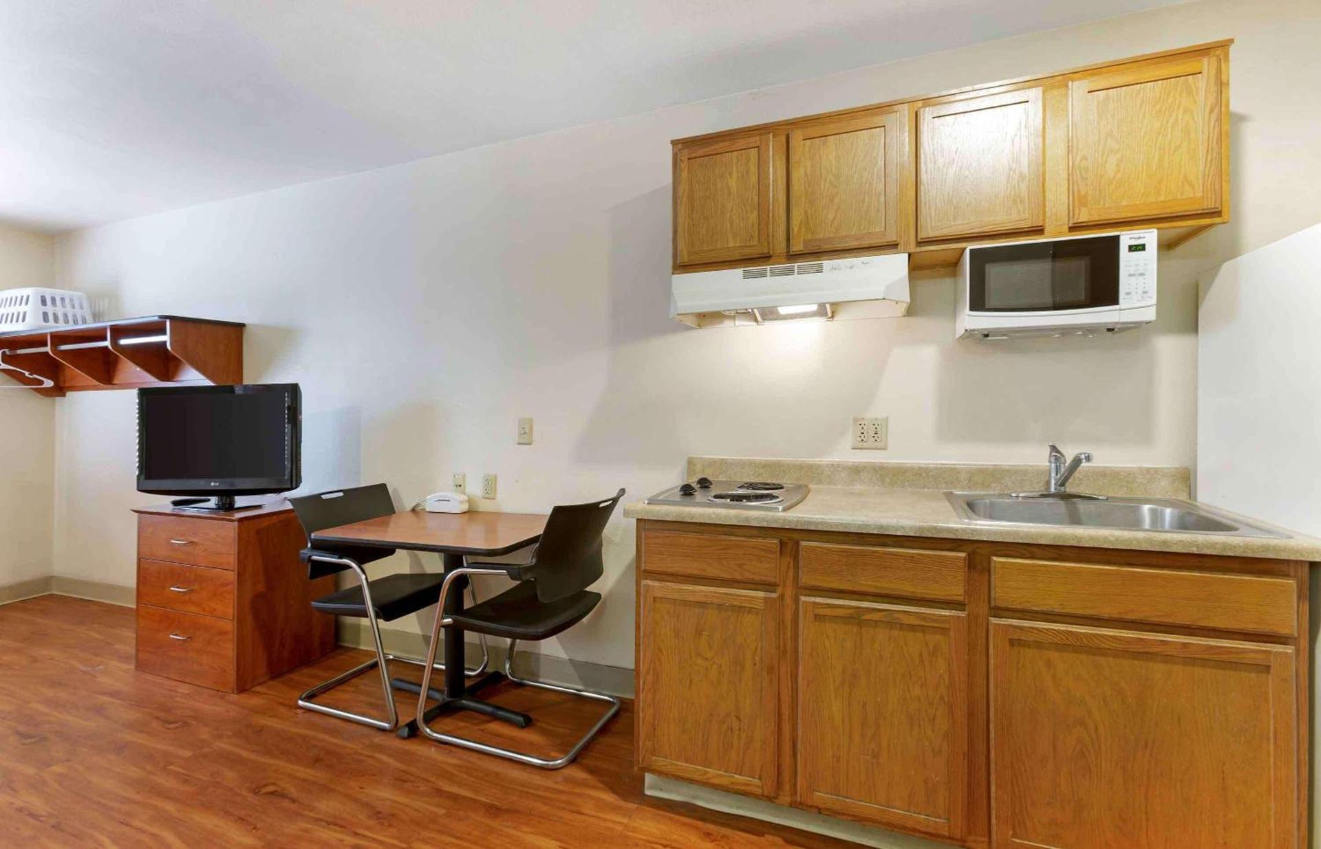 Extended Stay America Select Suites - Phoenix - West photo 10