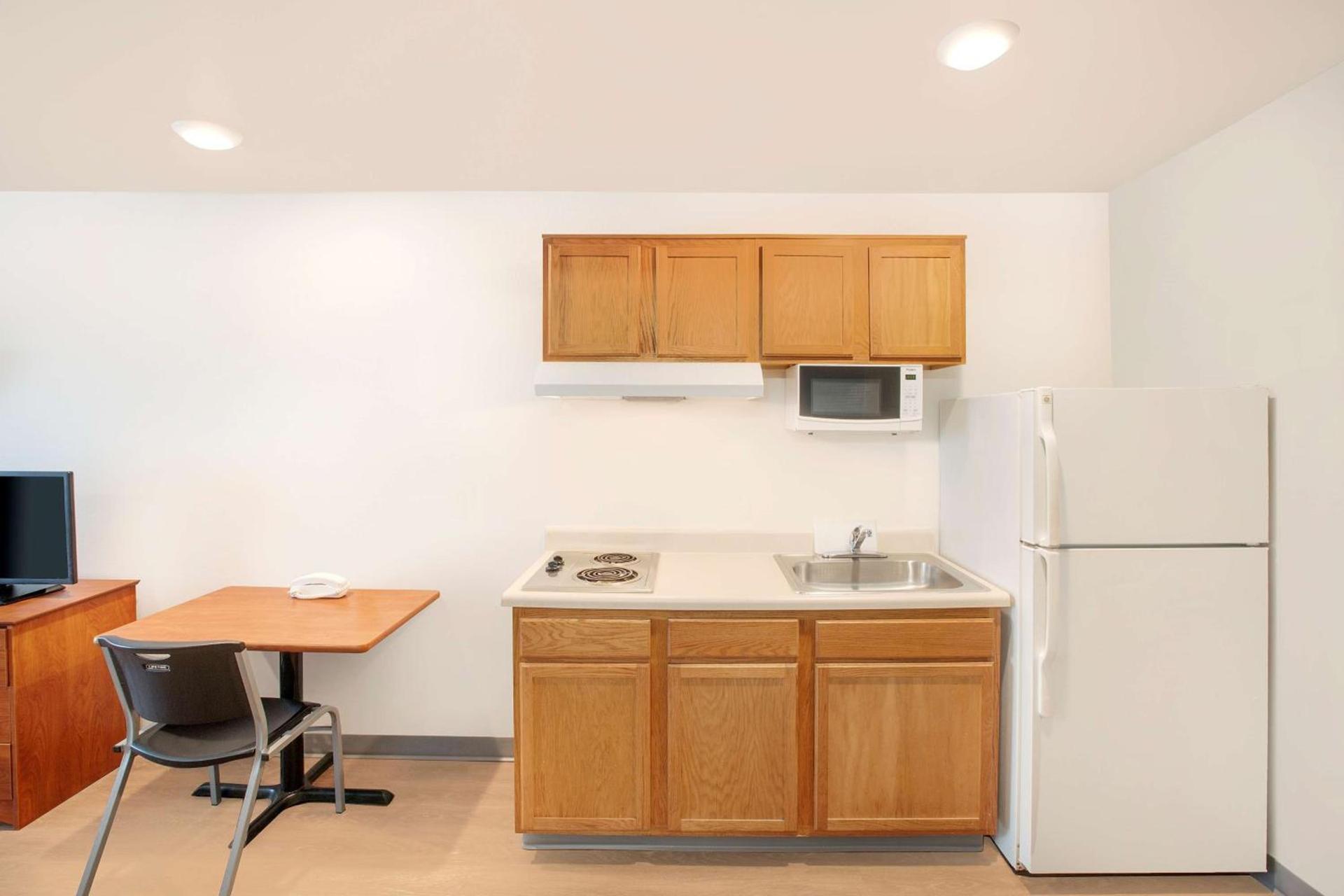 WoodSpring Suites Springdale photo 7
