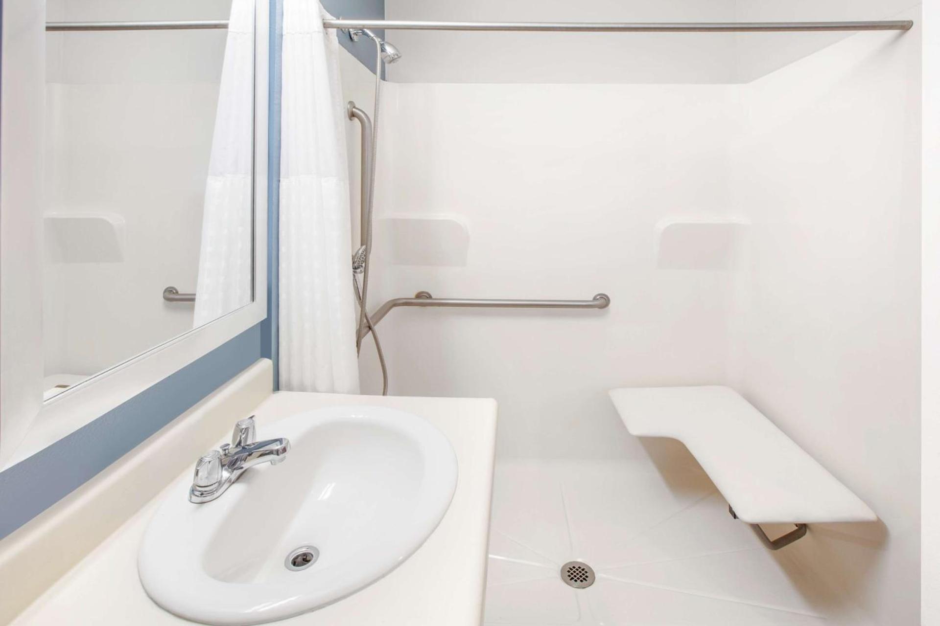 WoodSpring Suites Springdale photo 20