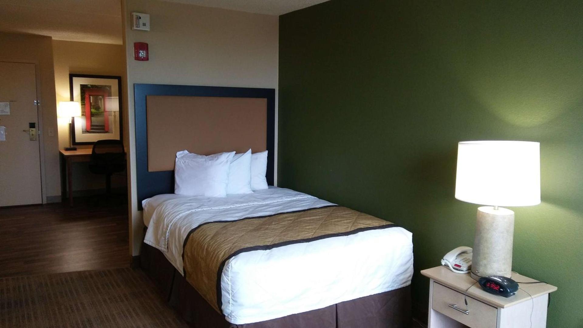 Studio 6 Suites Jacksonville Deerwood Park FL photo 6