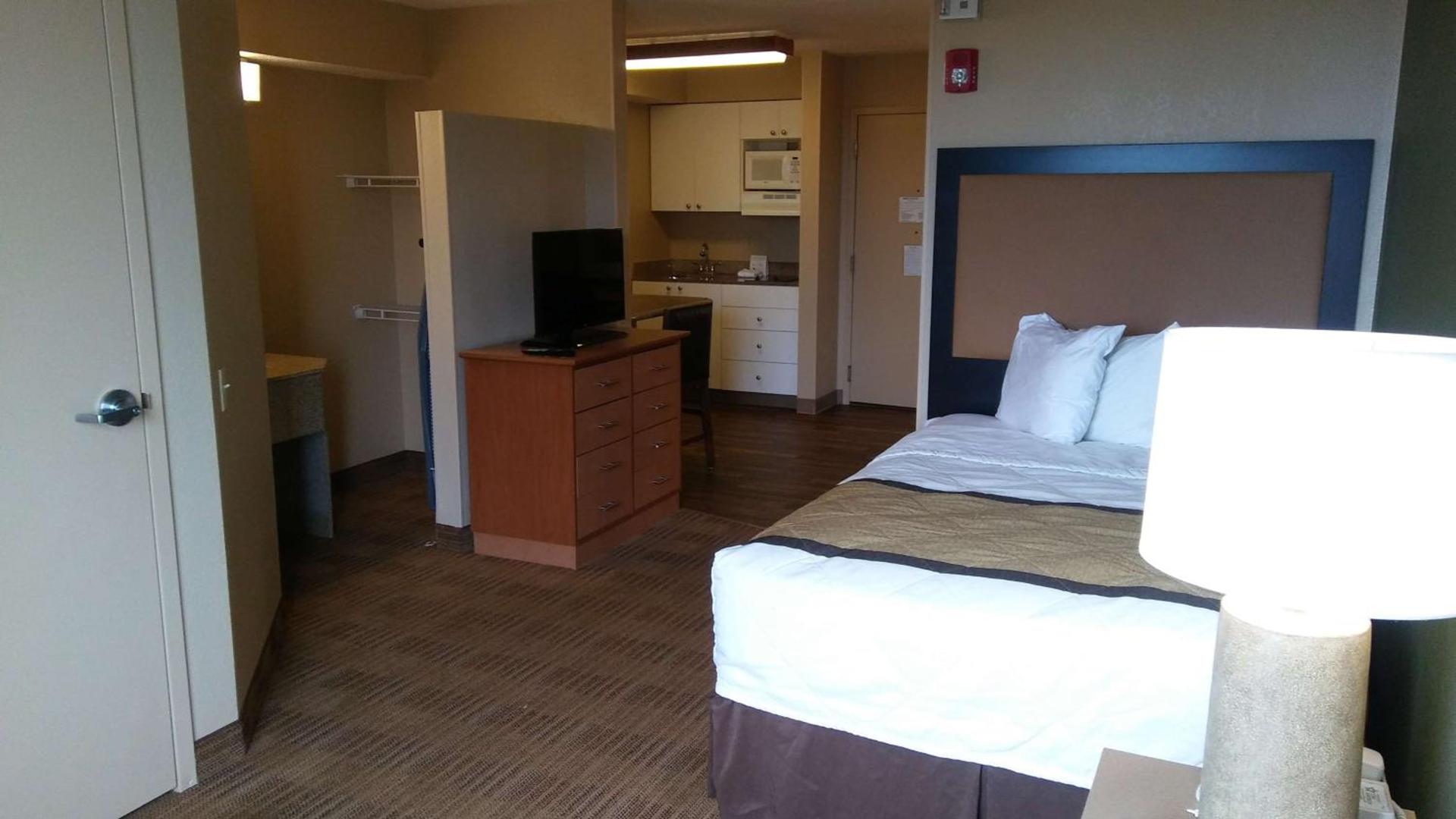 Studio 6 Suites Jacksonville Deerwood Park FL photo 7