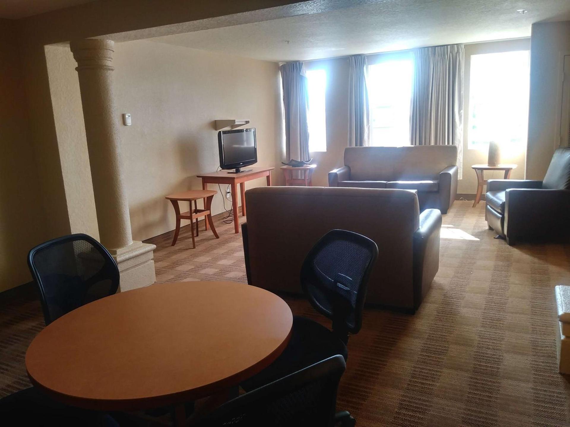Studio 6 Suites Jacksonville Deerwood Park FL photo 37
