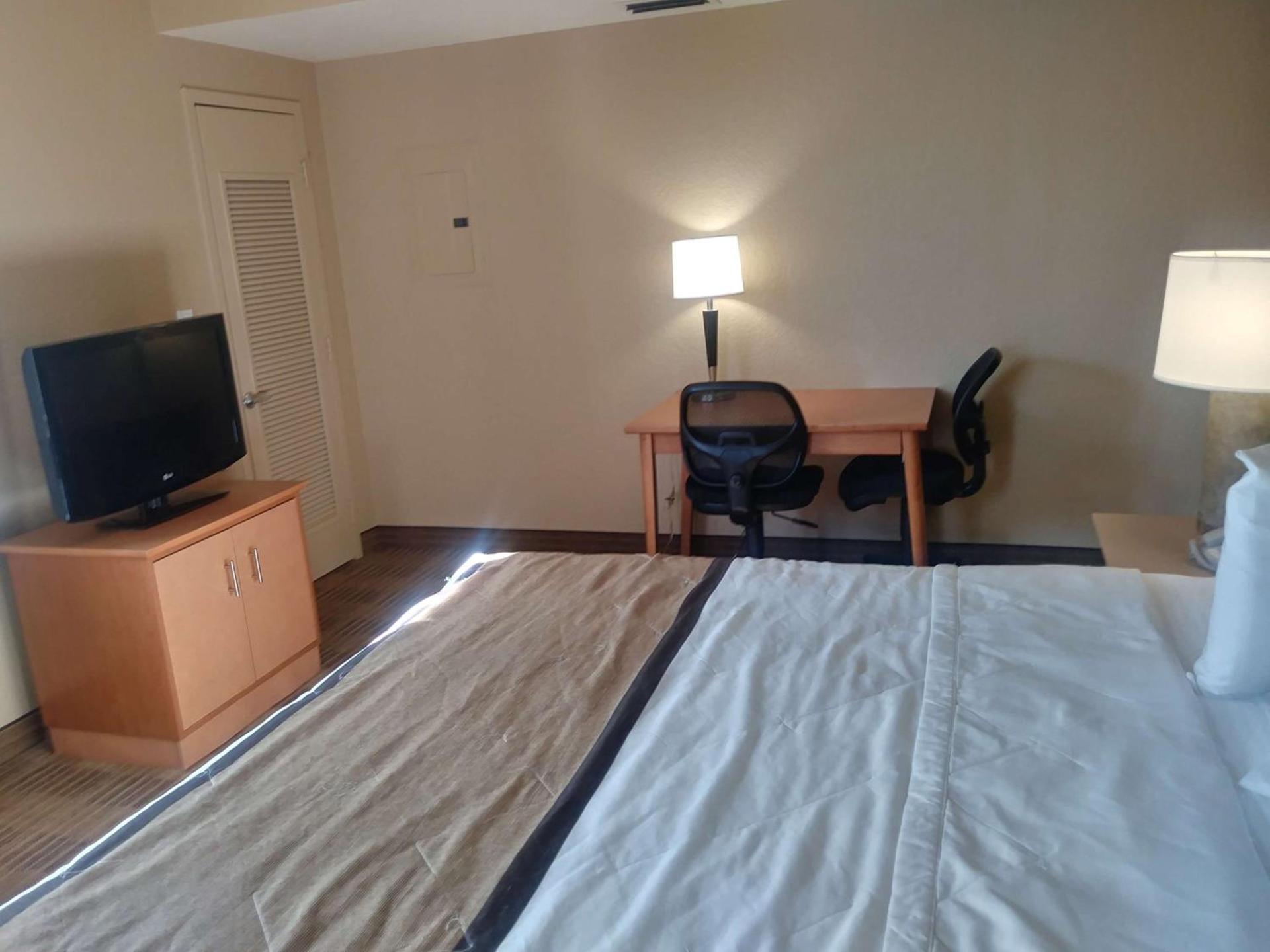 Studio 6 Suites Jacksonville Deerwood Park FL photo 35