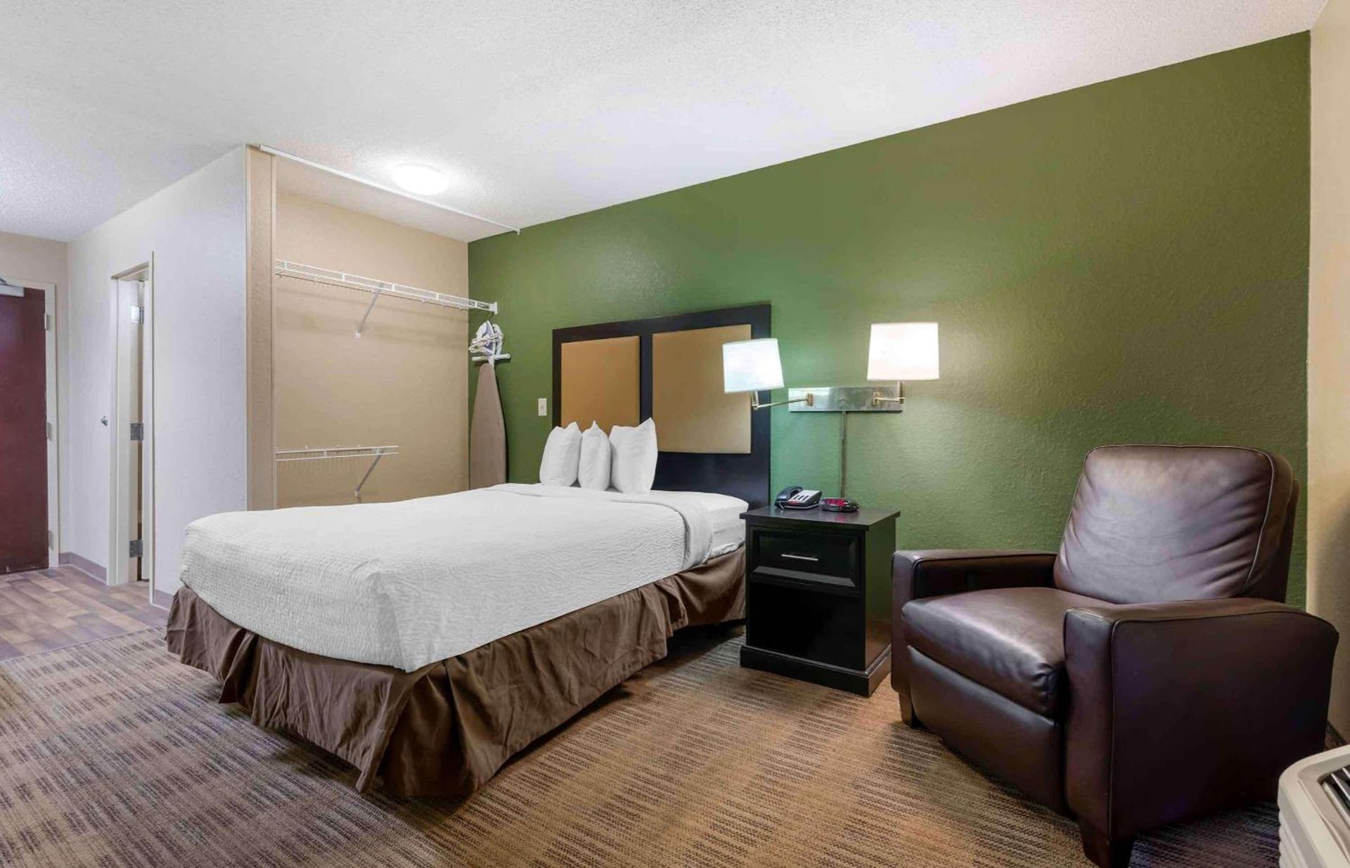 Extended Stay America Select Suites - Jacksonville - Lenoir Avenue East photo 13