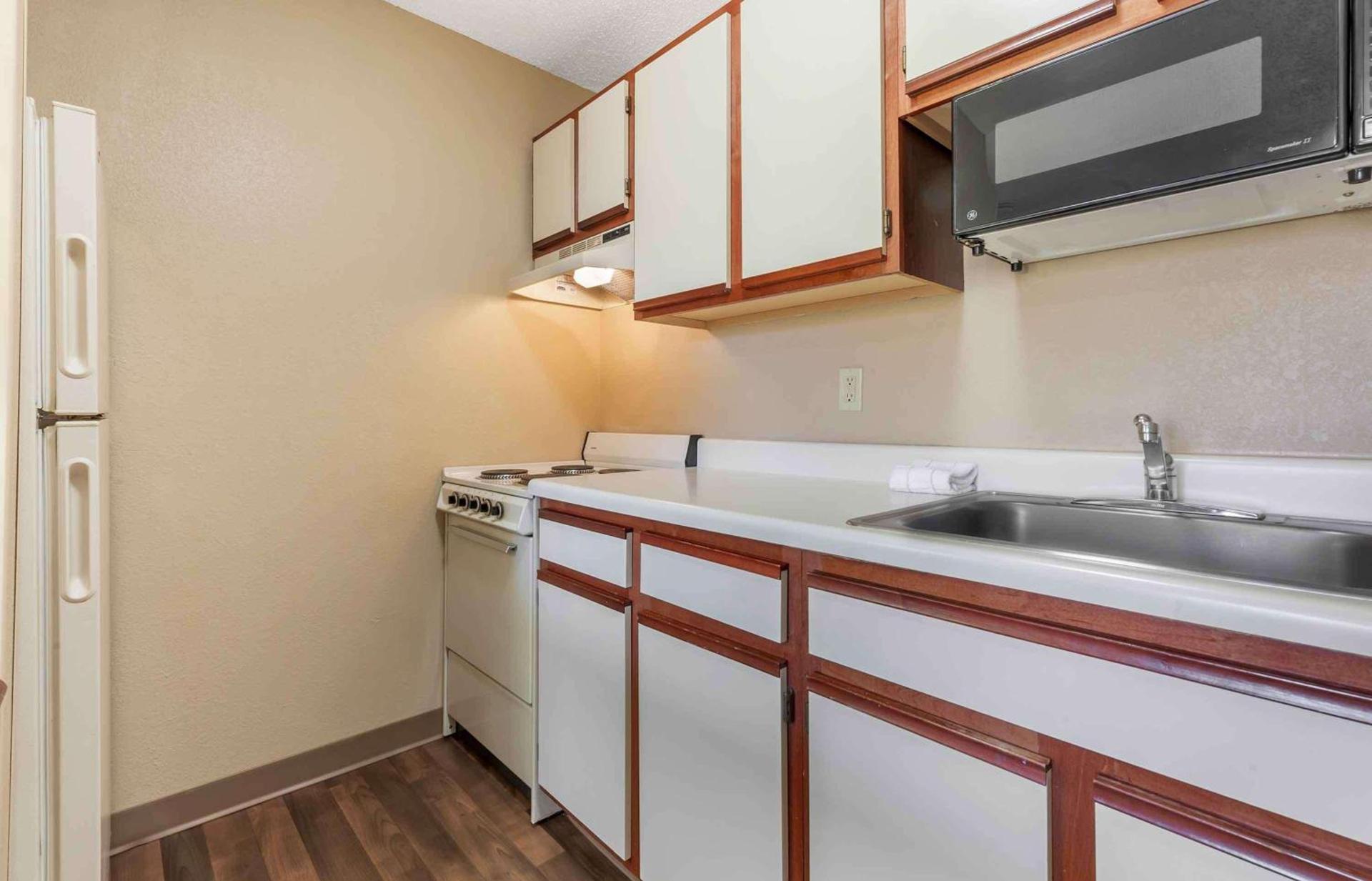Extended Stay America Select Suites - Rockford - State Street photo 9
