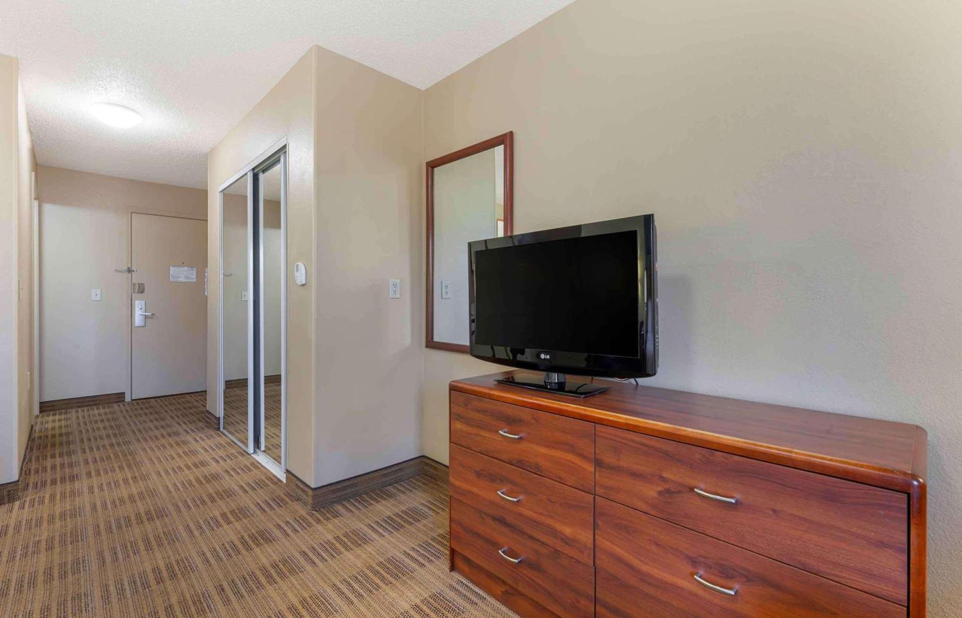 Extended Stay America Select Suites - Rockford - State Street photo 8