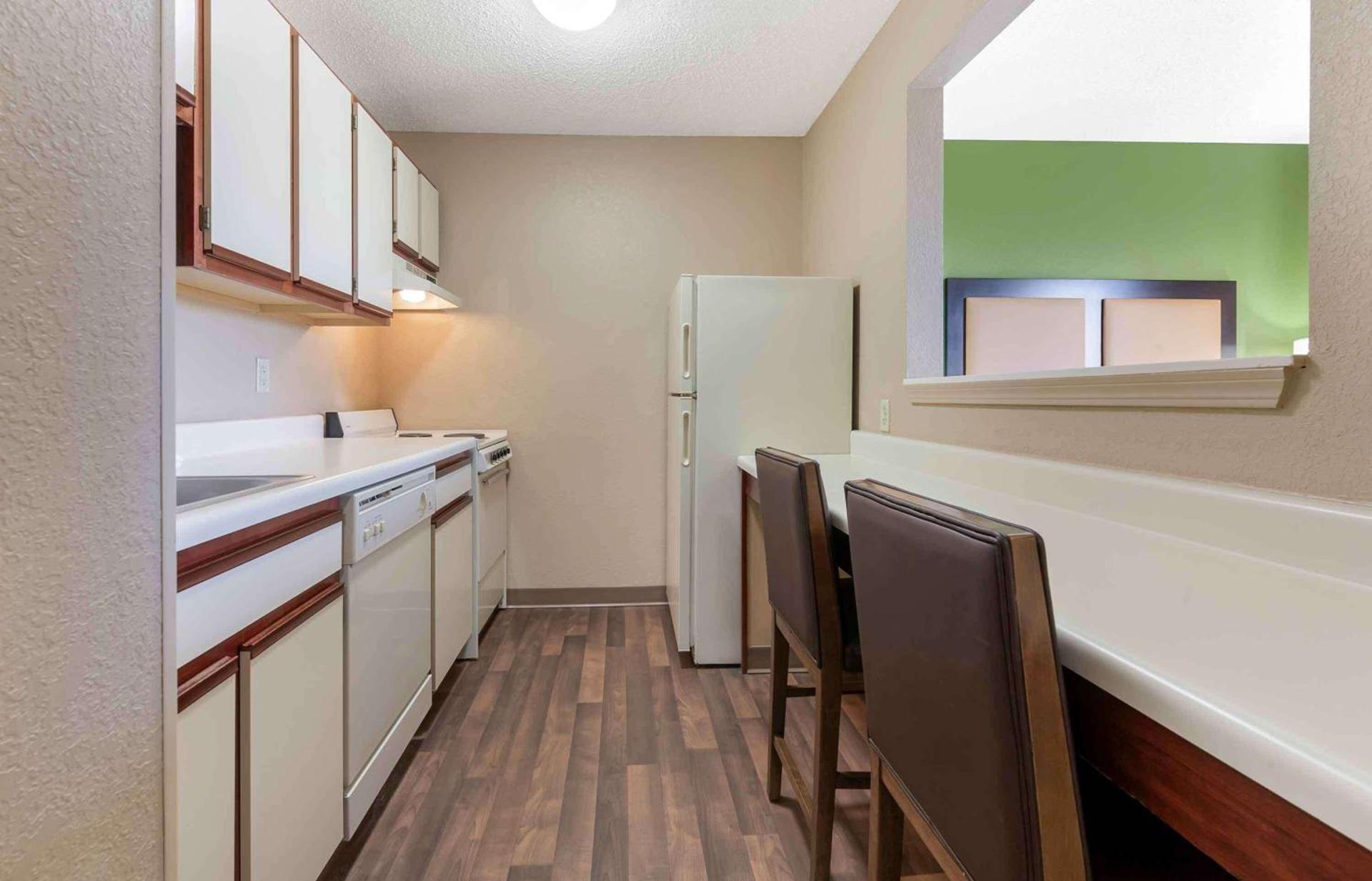 Extended Stay America Select Suites - Rockford - State Street photo 13