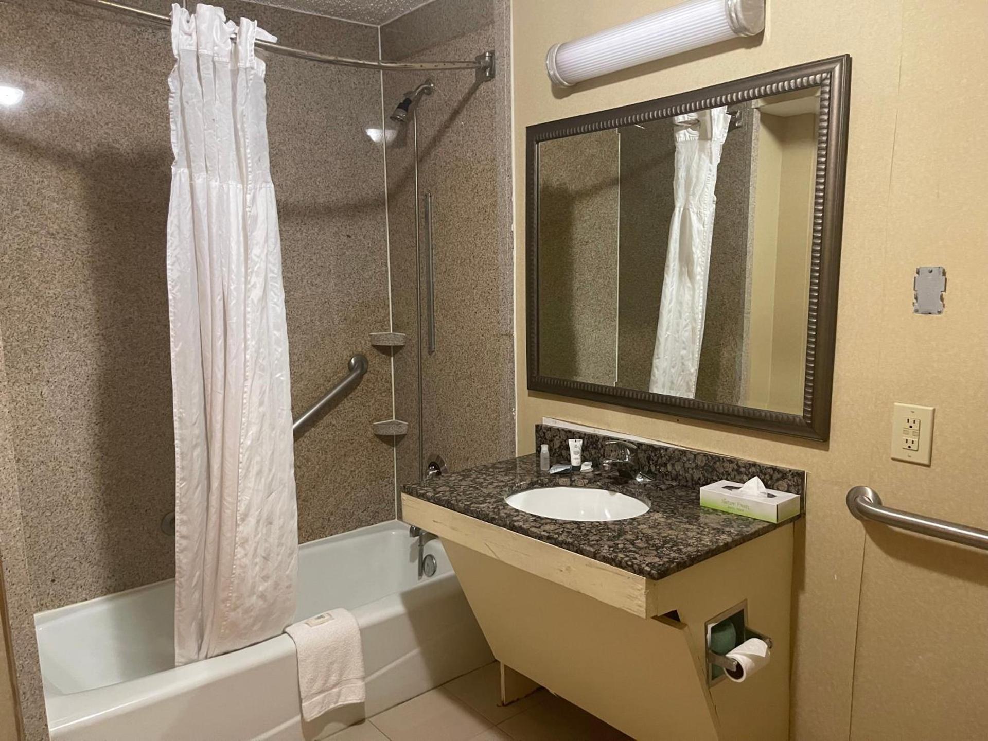 Budgetel Inn & Suites Atlanta photo 35