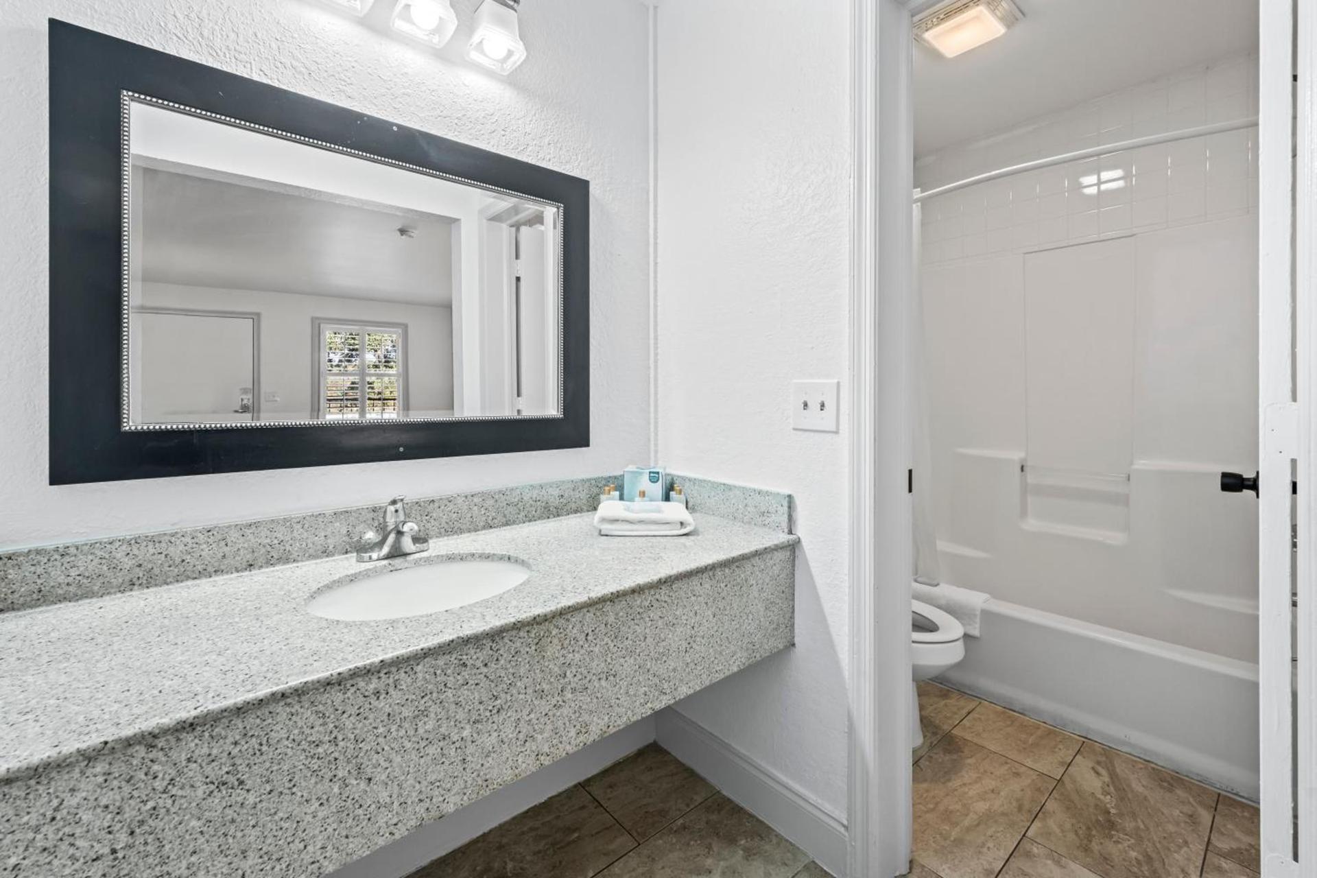 Charleston Creekside Inn photo 59