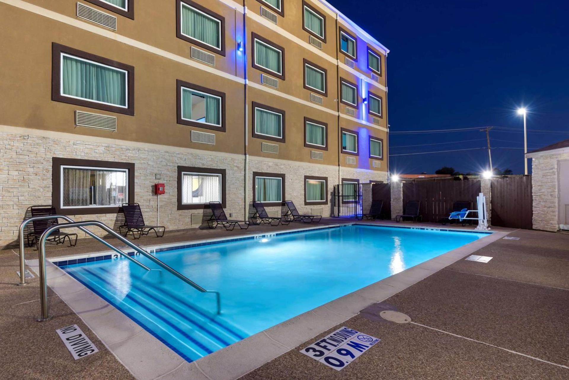 Best Western Plus Arlington North Hotel & Suites photo 2