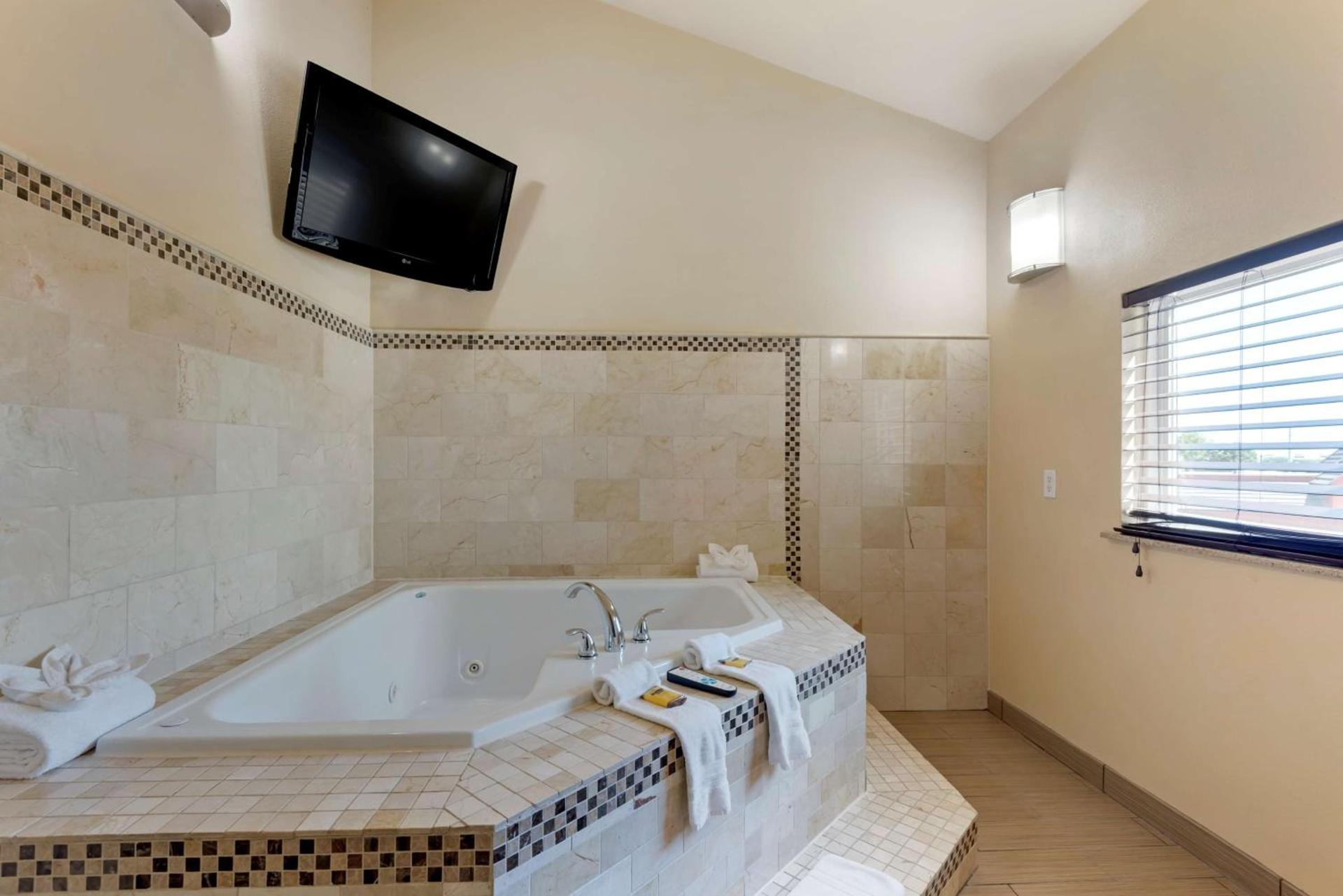Best Western Plus Arlington North Hotel & Suites photo 21