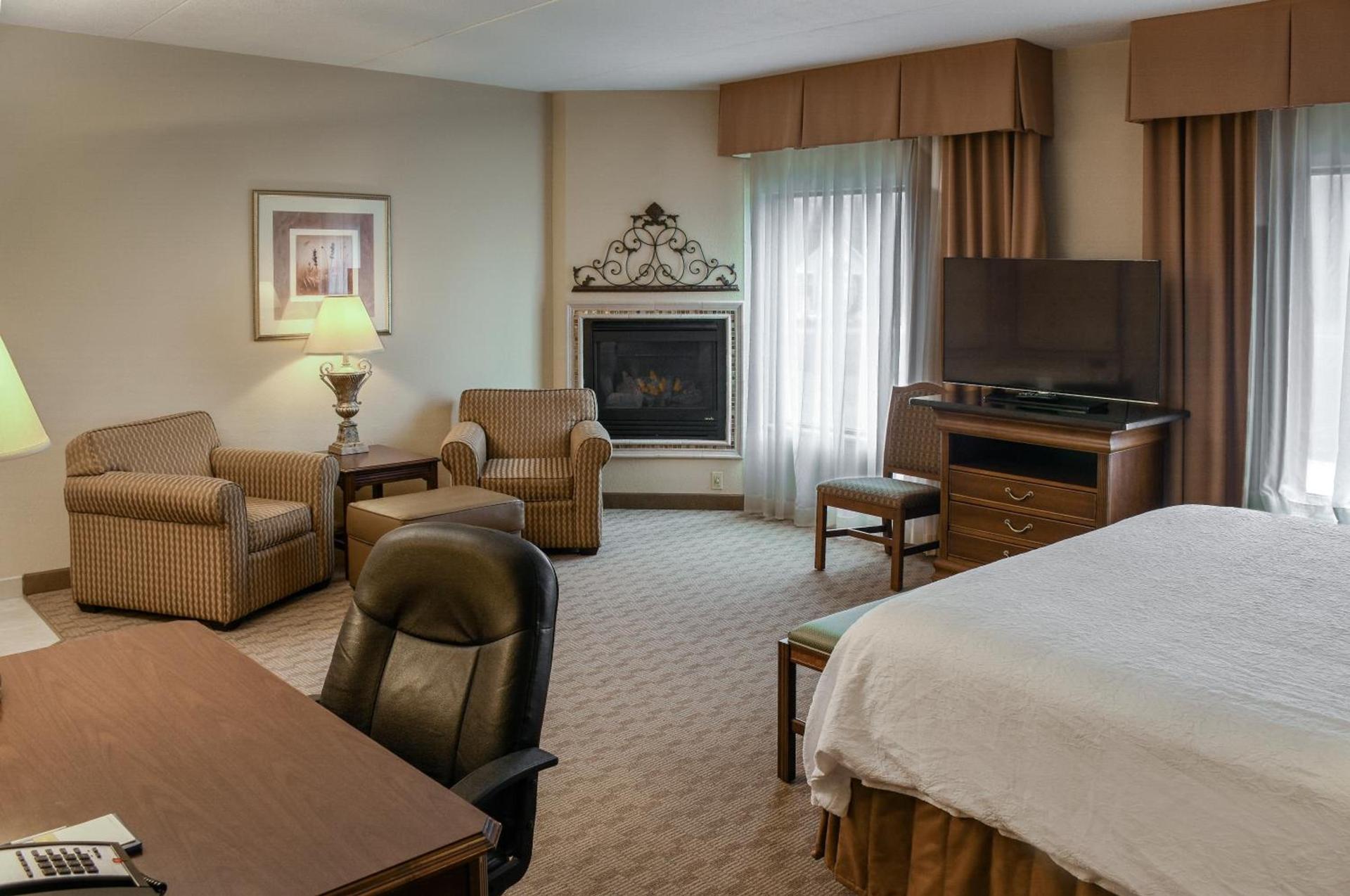 Hampton Inn & Suites Youngstown-Canfield photo 43