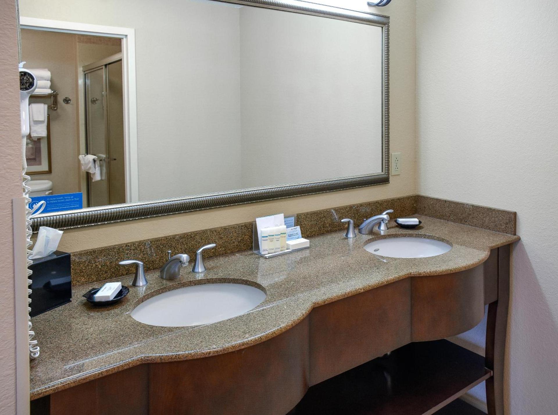 Hampton Inn & Suites Youngstown-Canfield photo 42