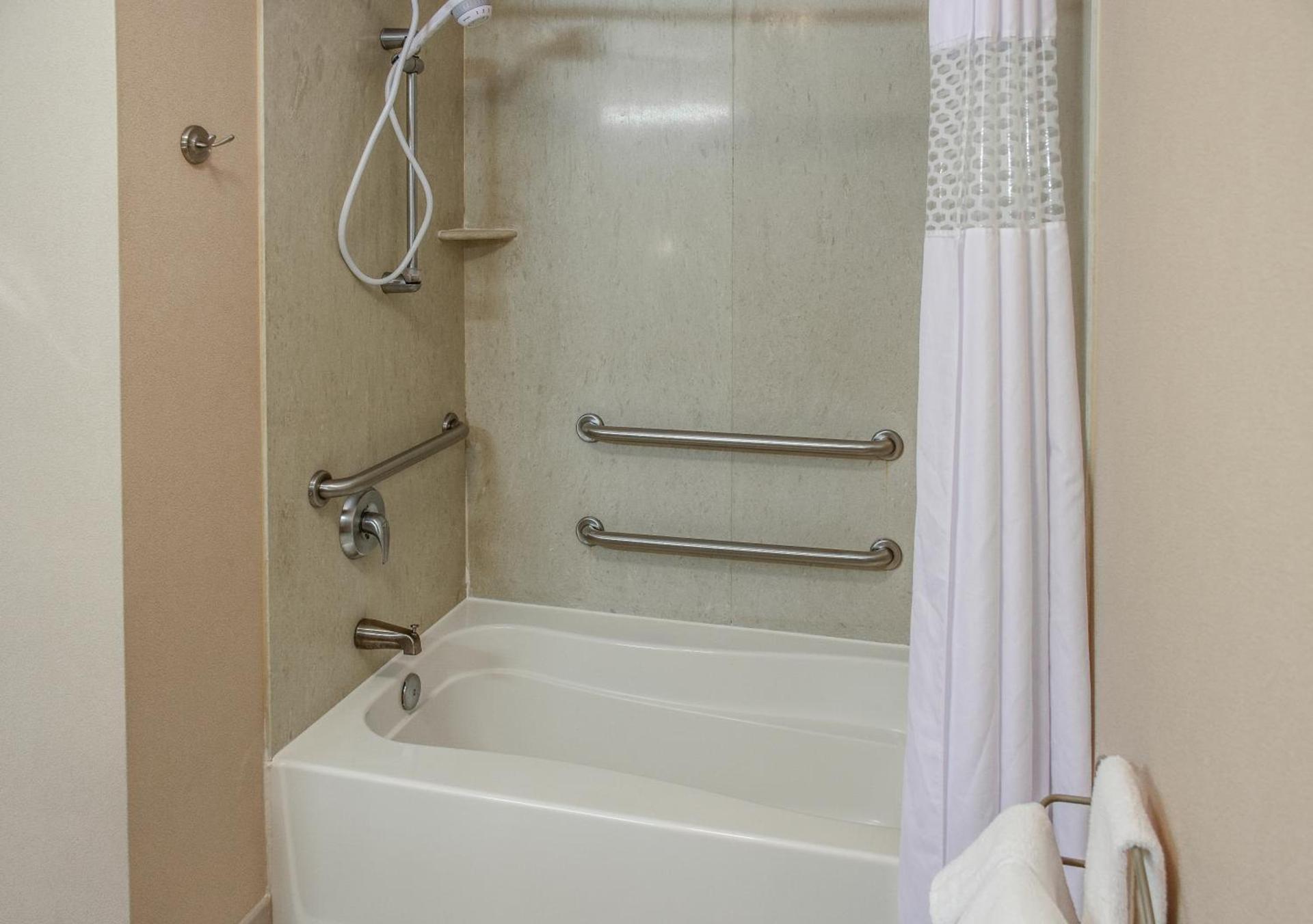 Hampton Inn & Suites Youngstown-Canfield photo 46
