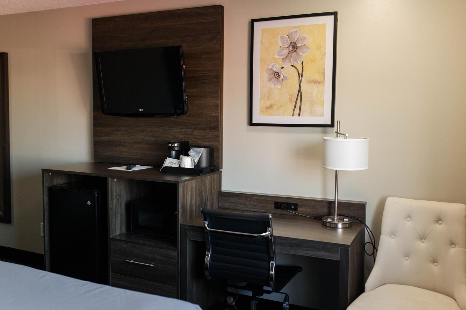 Travelodge by Wyndham Escanaba photo 26