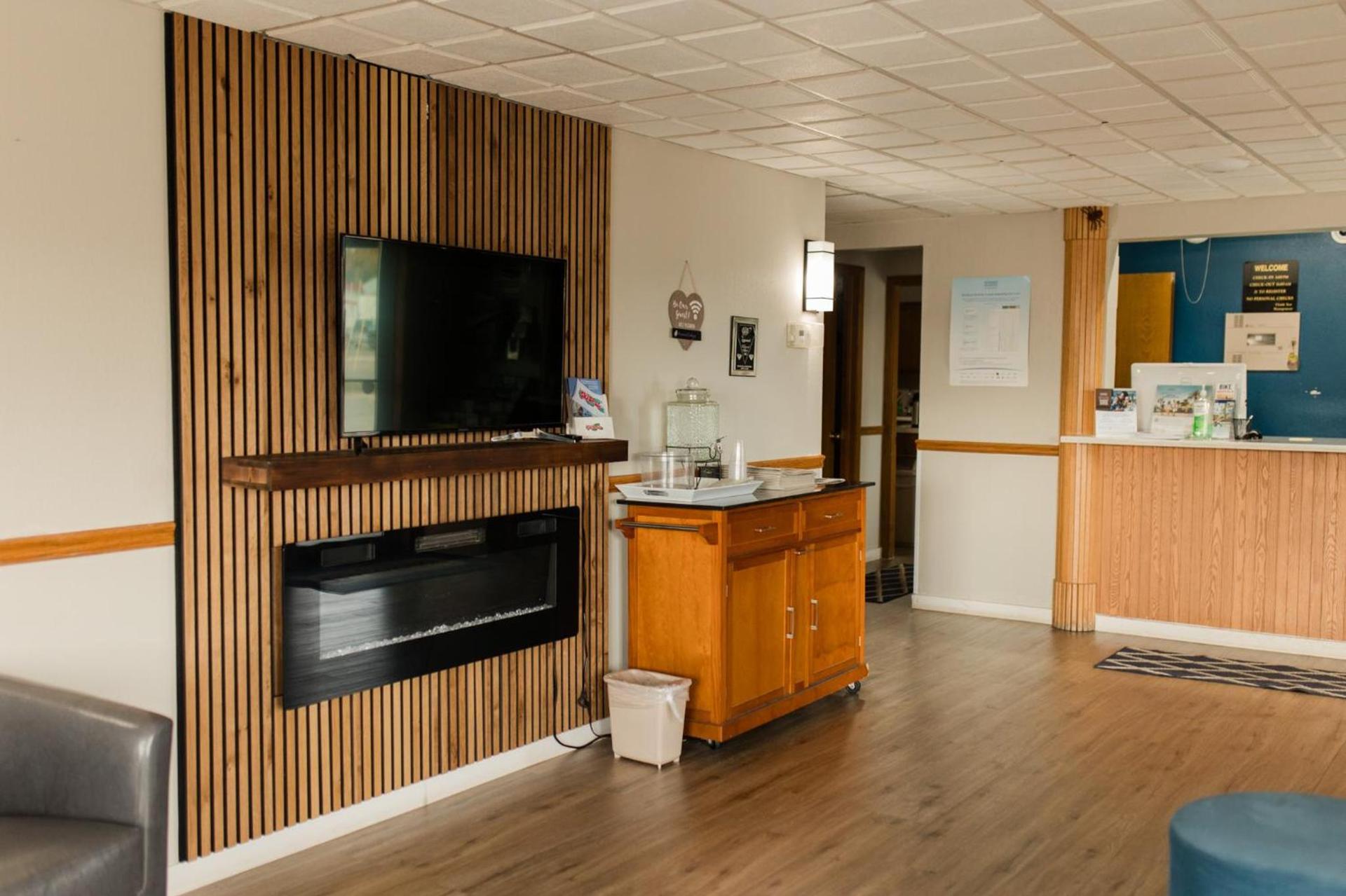 Travelodge by Wyndham Escanaba photo 42