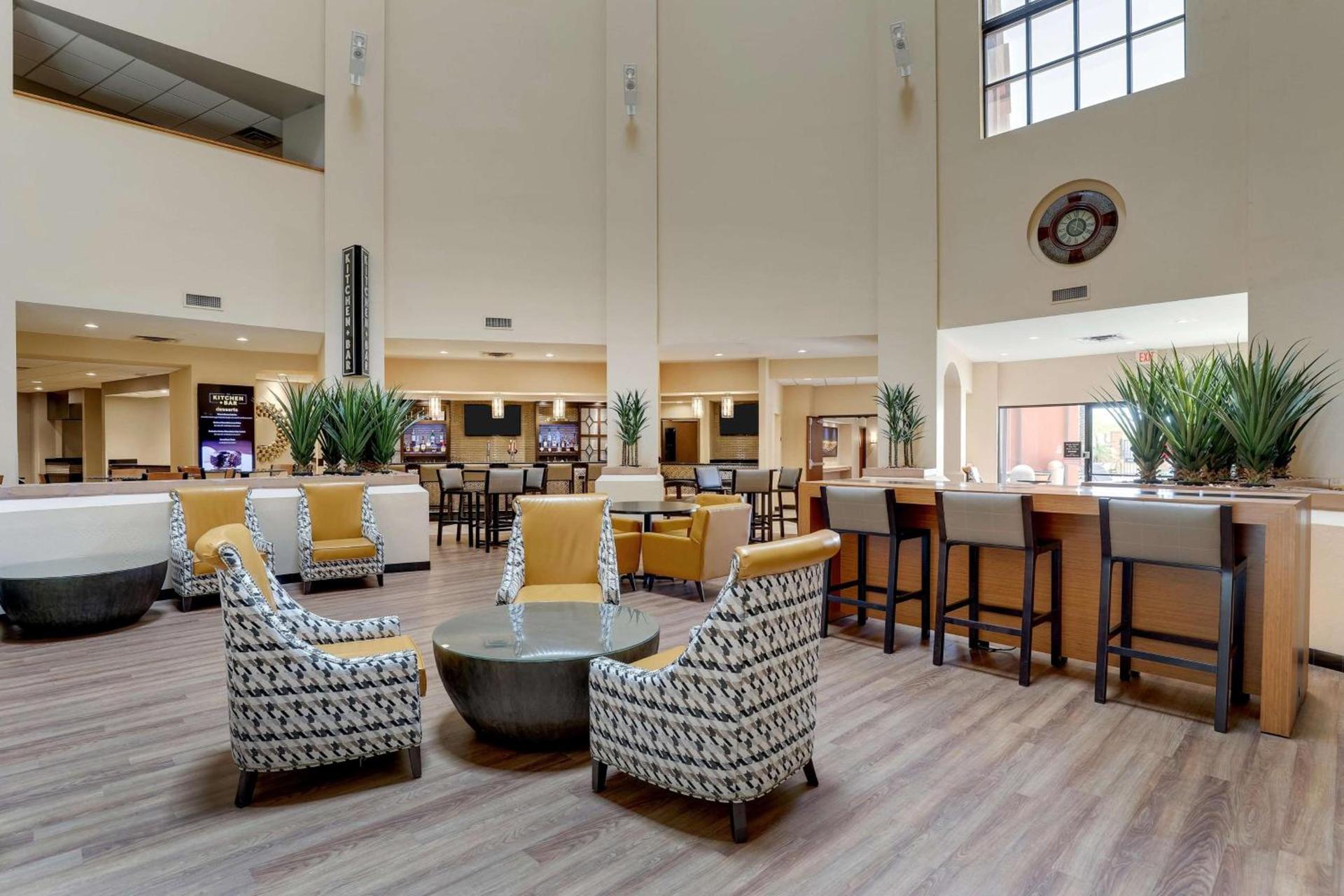 Drury Inn & Suites Phoenix Airport photo 6
