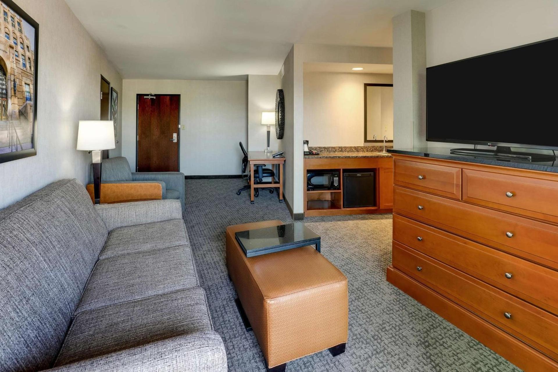 Drury Inn & Suites Phoenix Airport photo 11